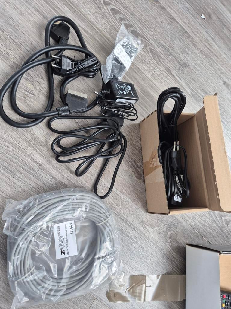 Diverse kabels: Scart, stroomadapter, Ophalen of Verzenden, Zo goed als nieuw, 10 meter of meer, Overige kabels