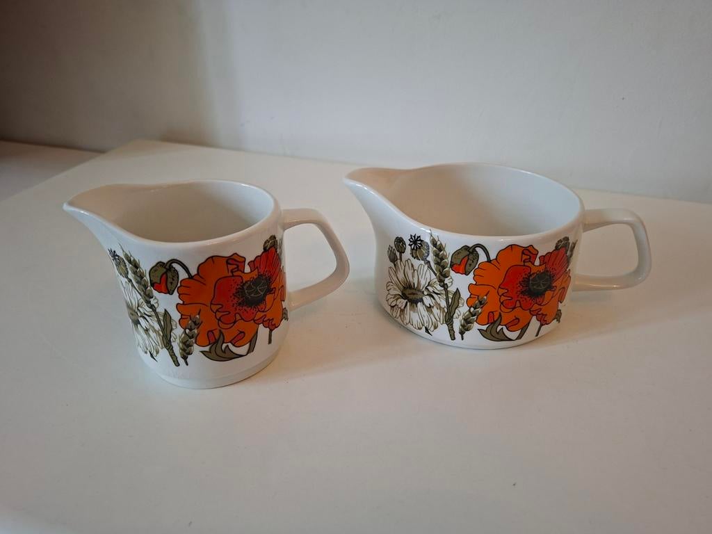 Vintage J&G Meakin "Poppy" melkkannetje sauskannetje 70., Keramiek, Ophalen of Verzenden, Zo goed als nieuw, Kom(men)
