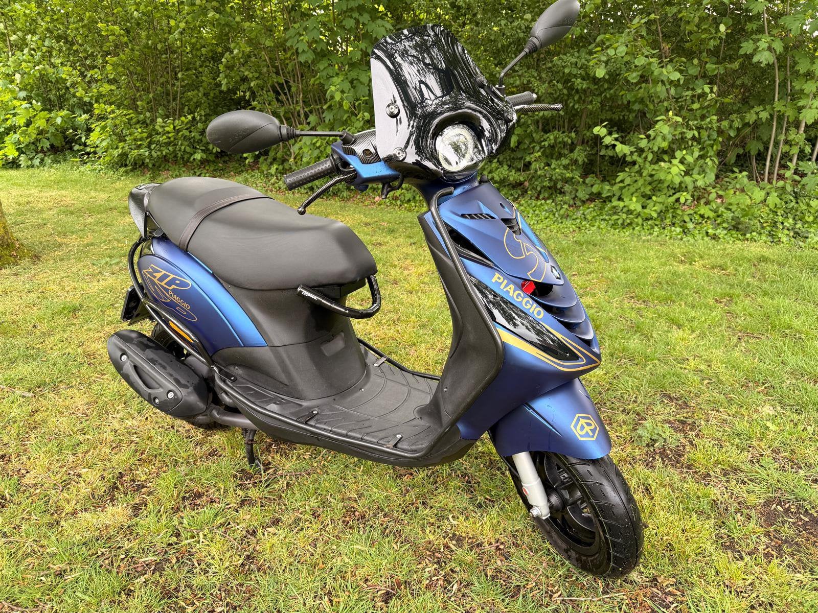 Piaggio zip 4 takt 2023 (goude stickers zijn te verwijderen), Ophalen, Zo goed als nieuw, Benzine, Zip