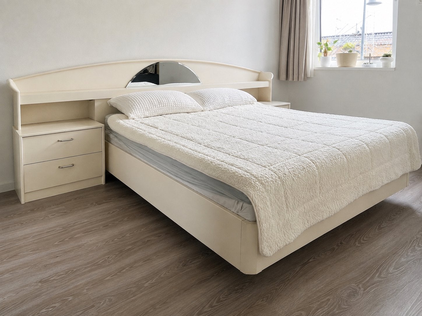 Twijfelaar bed met nachtkastjes en spiegel - Crème, Huis en Inrichting, Slaapkamer | Bedden, Ophalen, Gebruikt, Tweepersoons, 140 cm