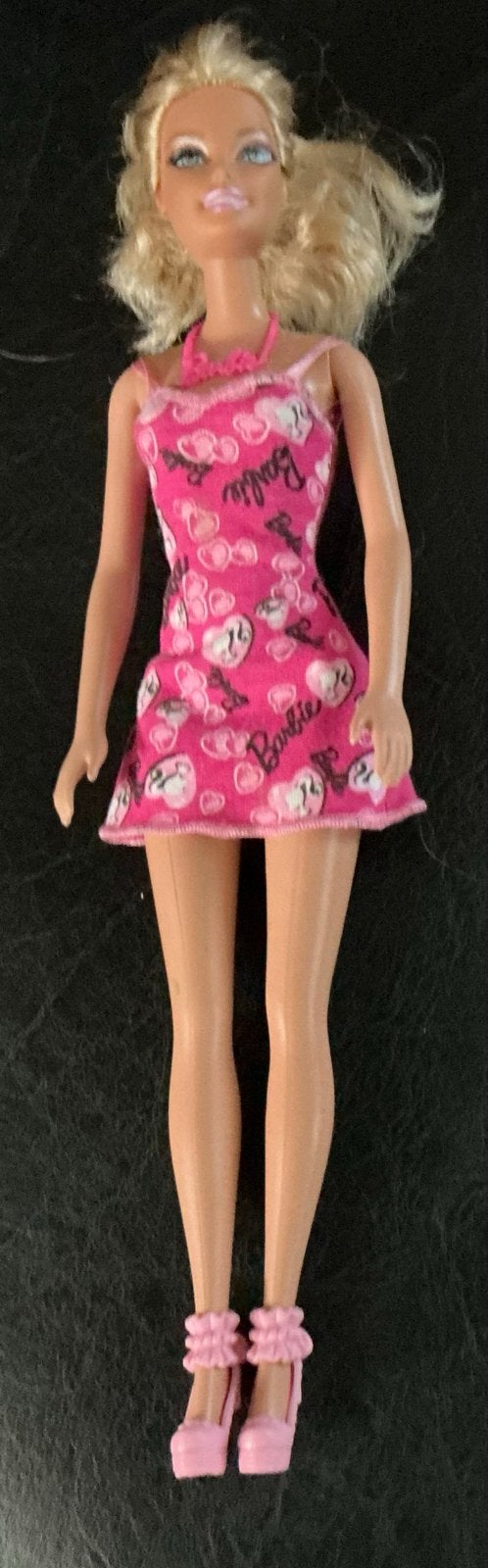 Barbie Chic/Brand pop in roze jurk met hartjes + Barbie-logo, Verzamelen, Ophalen of Verzenden, Gebruikt
