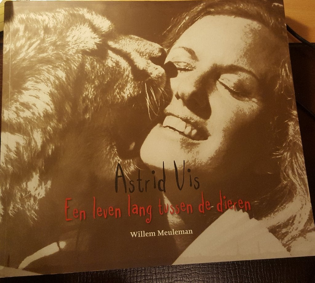 Dierenpark Amersfoort Een leven lang tussen de dieren (zgan), Ophalen of Verzenden, Zo goed als nieuw