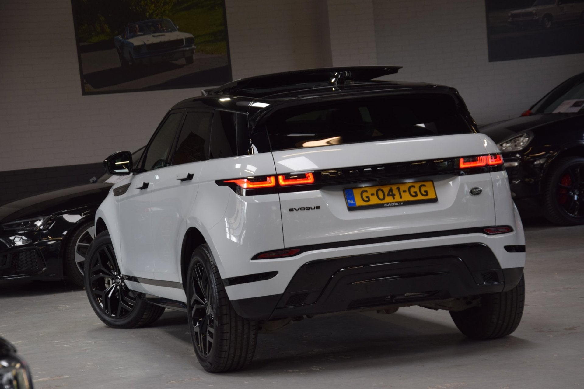 Land Rover Range Rover Evoque 2.0 P200 AWD R-Dynamic Navi|Pa, Auto's, Dealer onderhouden, 1800 kg, 4 cilinders, Wit