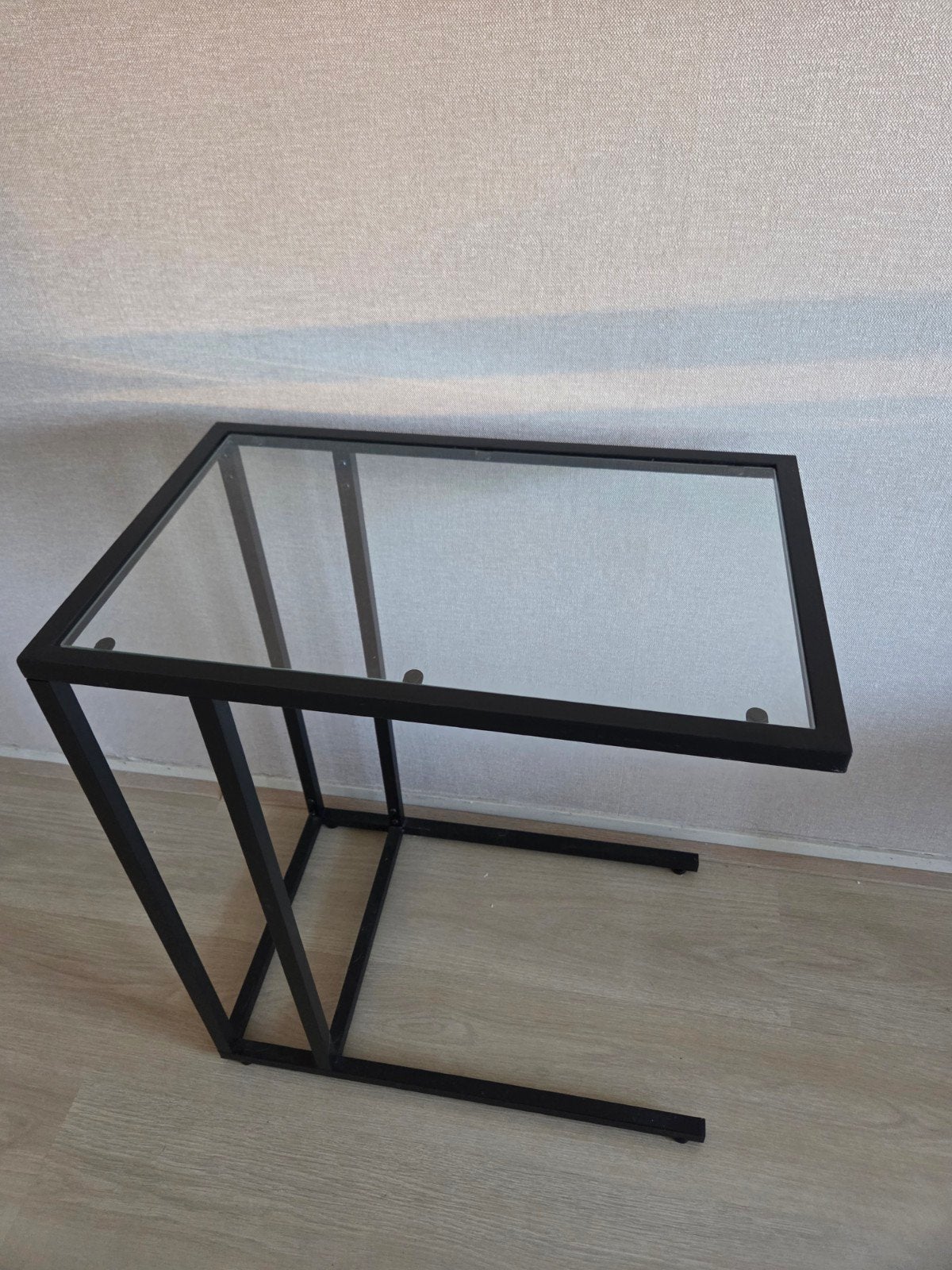 2x Ikea Vittsjö laptoptafel/ bijzettafel zwart/glas, Huis en Inrichting, Tafels | Bijzettafels, Ophalen, Modern, Industrieel, 55 tot 75 cm