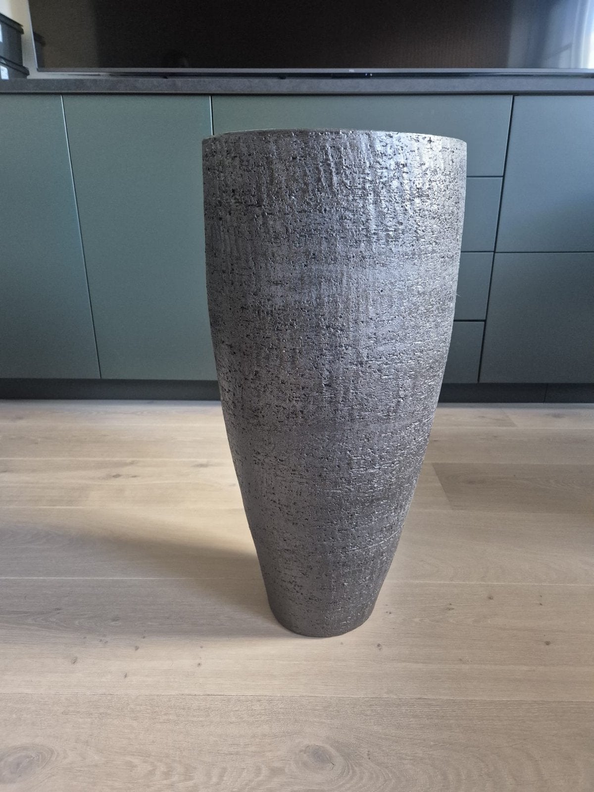 Grote decoratieve vaas Antraciet Hoogte 70cm, Diameter 32cm, Huis en Inrichting, Woonaccessoires | Vazen, Ophalen, Met patroon/structuur