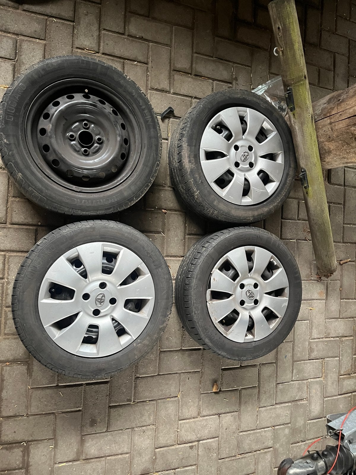 Toyota Yaris Banden en Velgen 185/60/15 (2005-2009), Ophalen, Gebruikt, 15 inch, Banden en Velgen