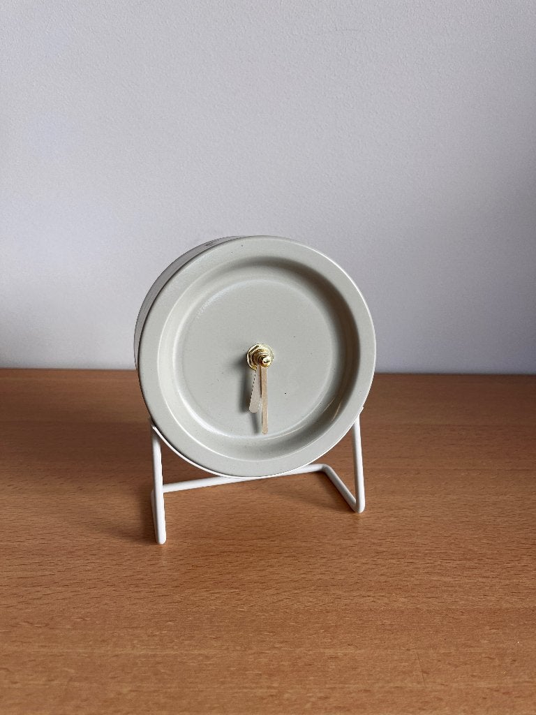 Minimalistische grijze tafelklok, Ophalen, Zo goed als nieuw, Analoog, Tafelklok