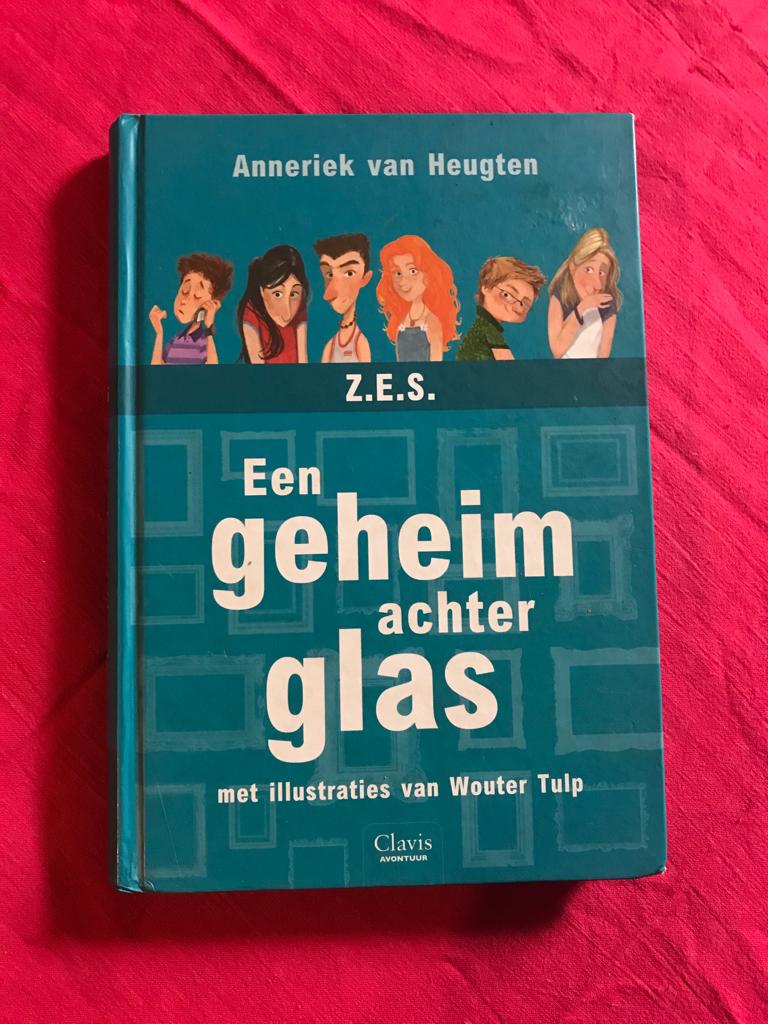 Anneriek van Heugten.  Een geheim achter glas., Ophalen of Verzenden, Zo goed als nieuw, Fictie algemeen