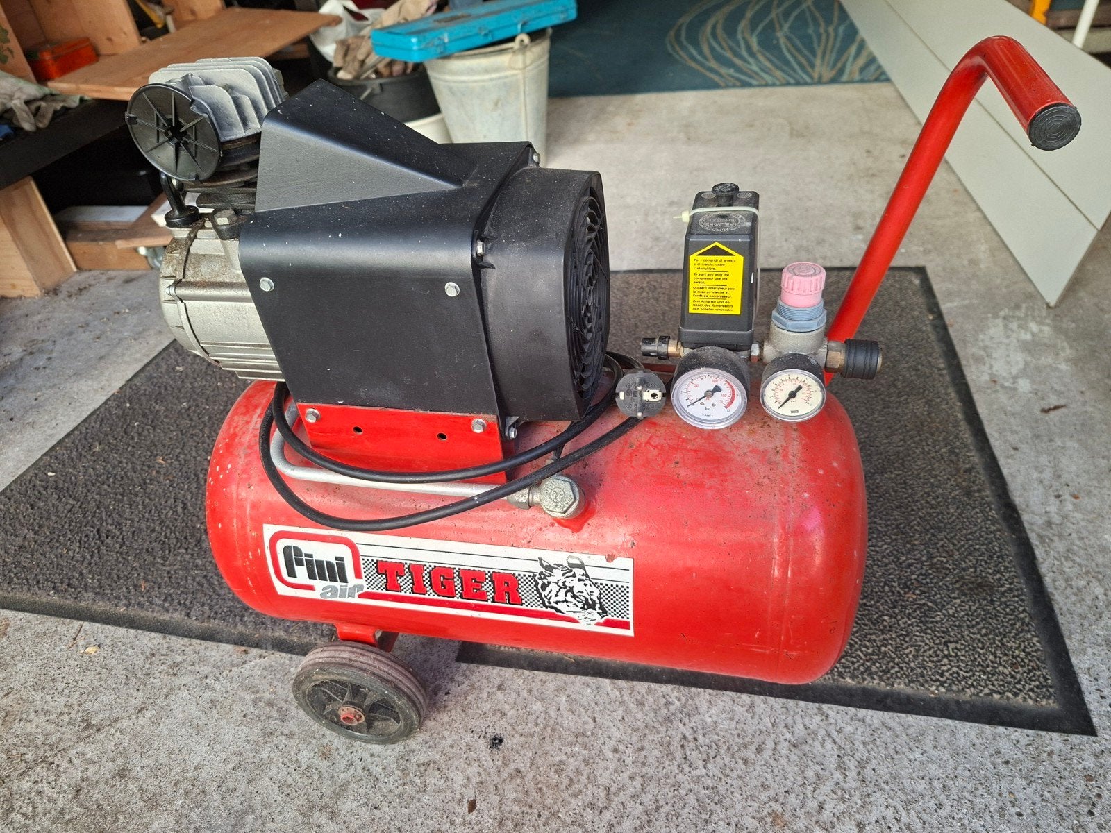 Fini Tiger Compressor op wieltjes - Werkt prima, Doe-het-zelf en Verbouw, Ophalen, Gebruikt, Mobiel