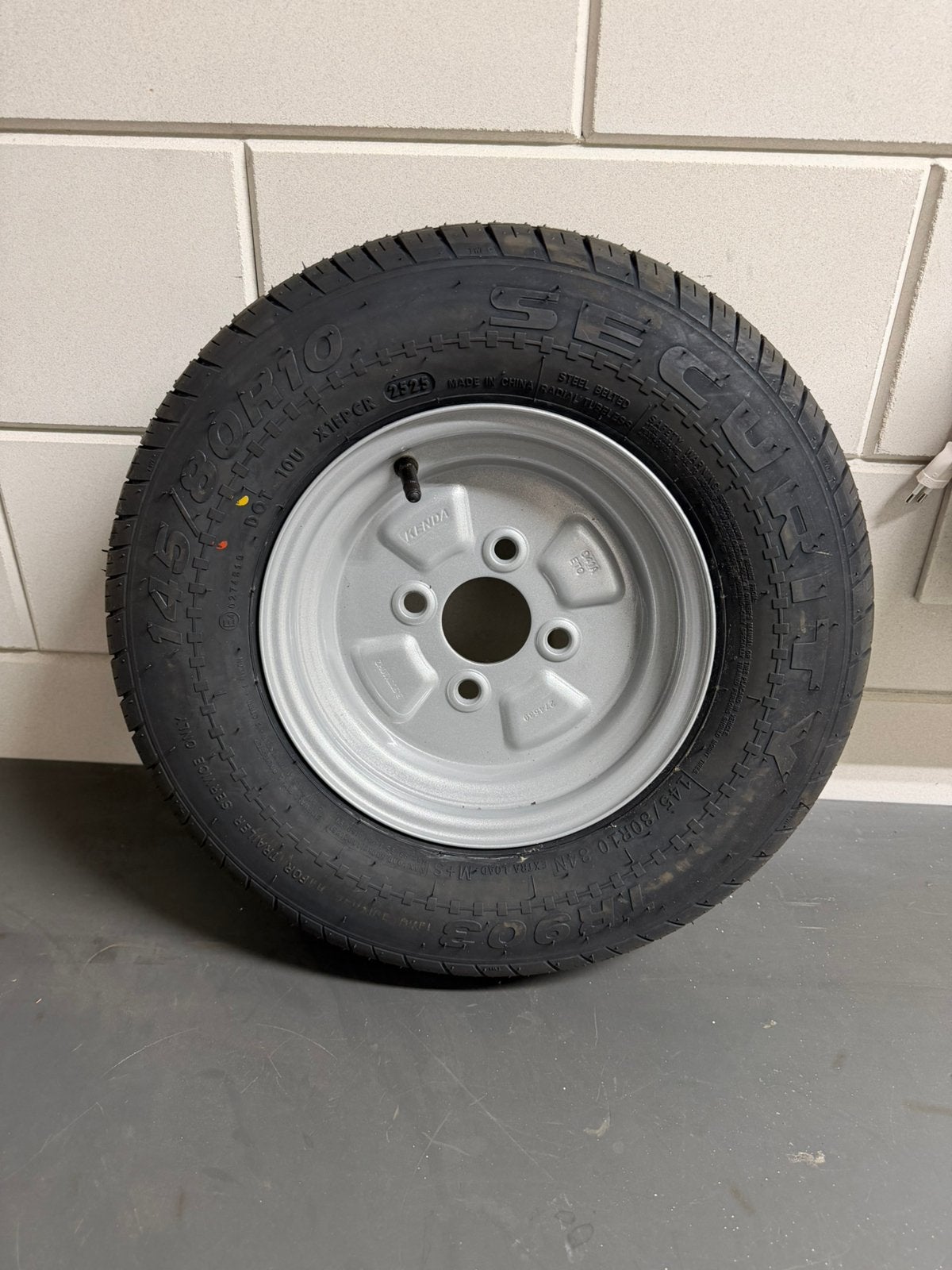 145/80 R10 nieuwe velg + nieuwe band 3X, Auto diversen, Aanhangwagen-onderdelen, Ophalen, Zo goed als nieuw