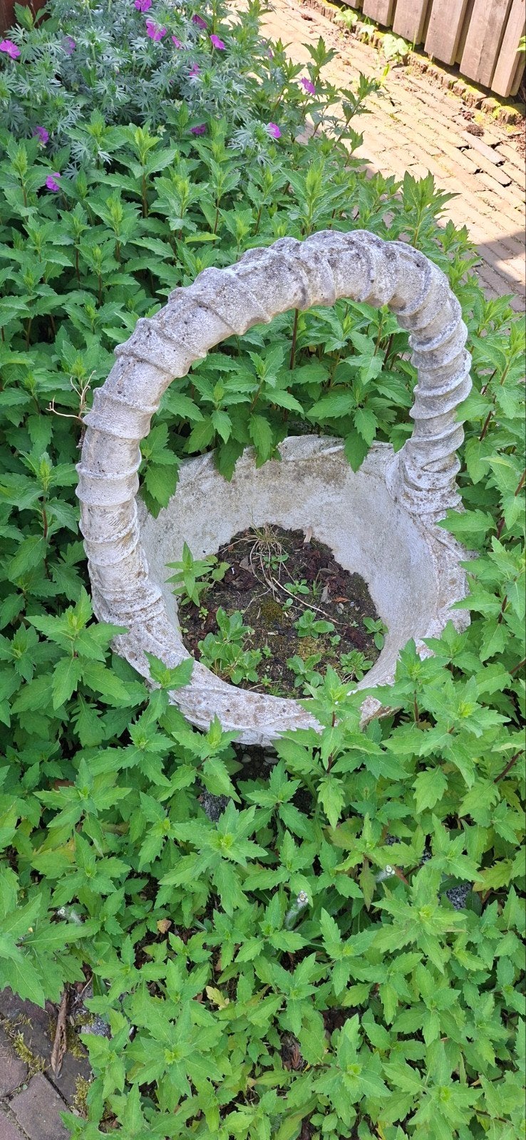 Een grote betonnen bloempot, Tuin en Terras, Waterpartijen en Fonteinen, Ophalen of Verzenden, Beton, Waterornament