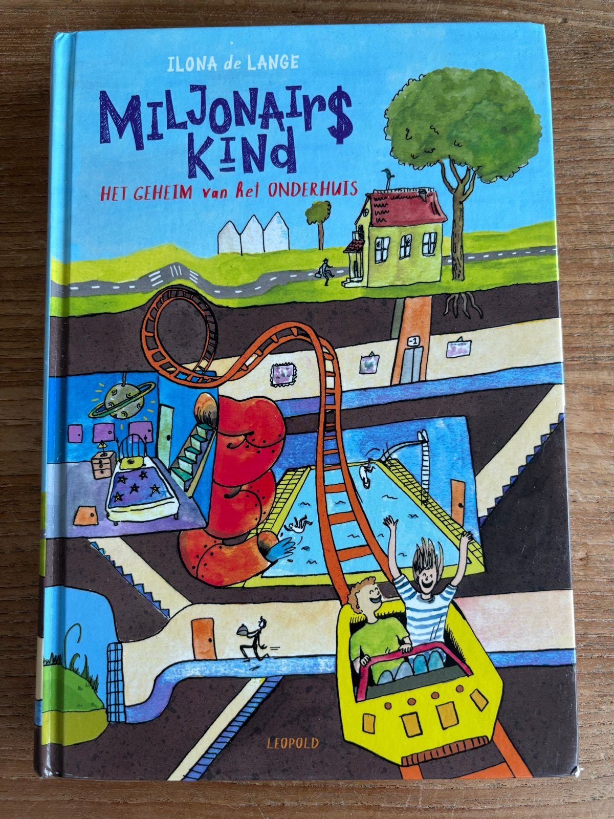Miljonairskind: Het Geheim van Het Onderhuis - Ilona de Lang, Boeken, Ophalen of Verzenden, Zo goed als nieuw, Fictie