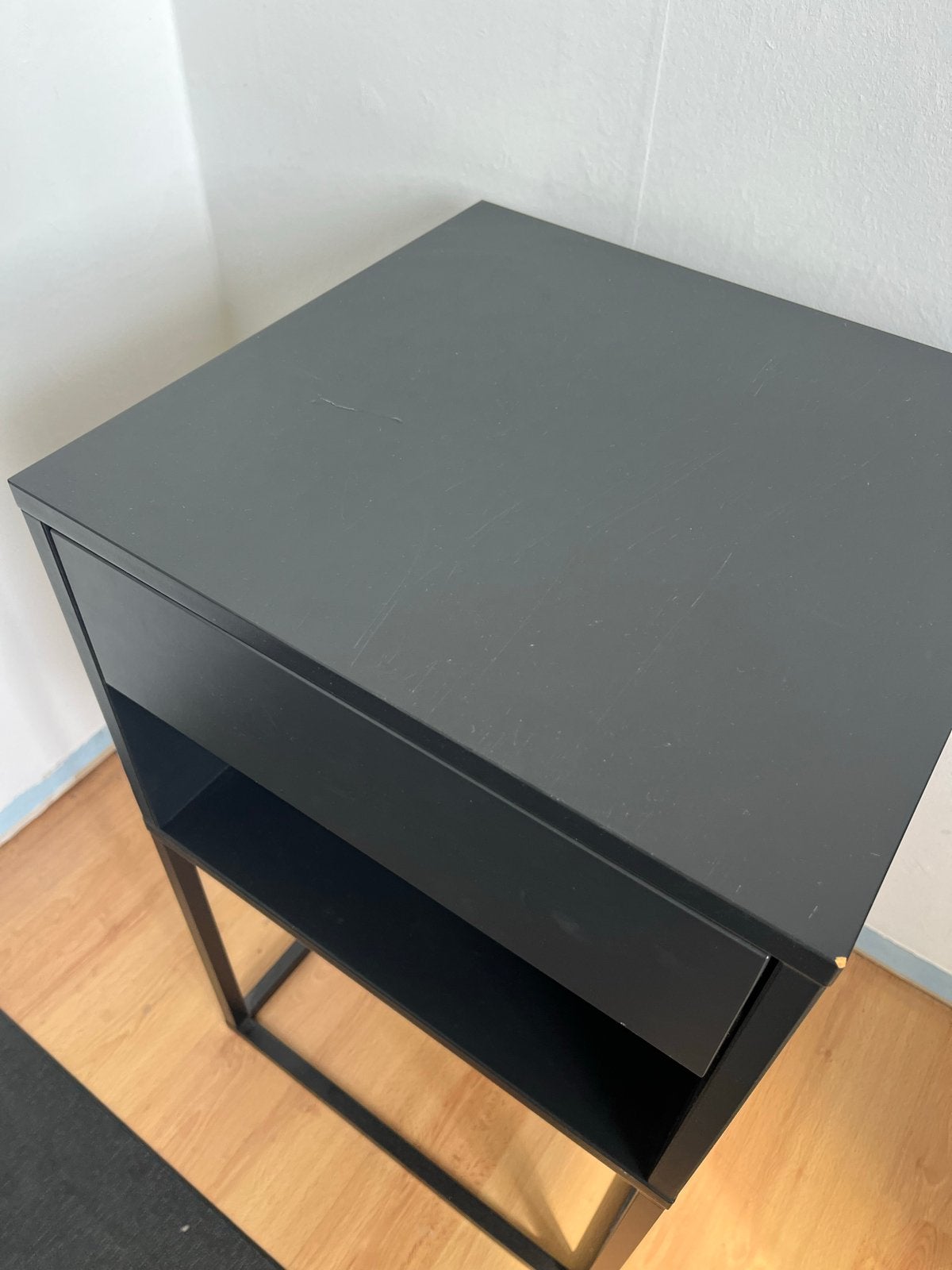 Ikea nachtkastje met lade en open vak - Zwart, Huis en Inrichting, Slaapkamer | Nachtkastjes, Ophalen, Gebruikt, Minder dan 45 cm