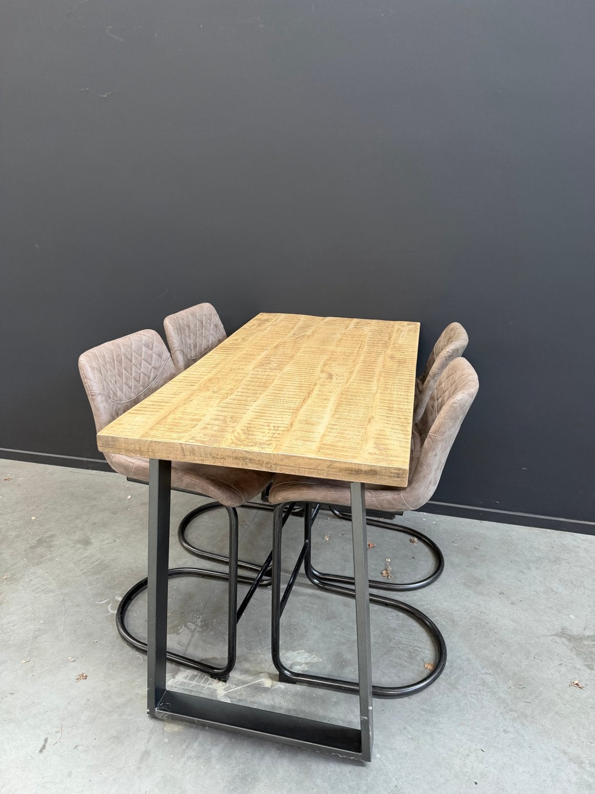 Hoge eettafel met 4 barkrukken - Industrieel design, Huis en Inrichting, Ophalen, Zo goed als nieuw, 90 cm of meer, 4 krukken