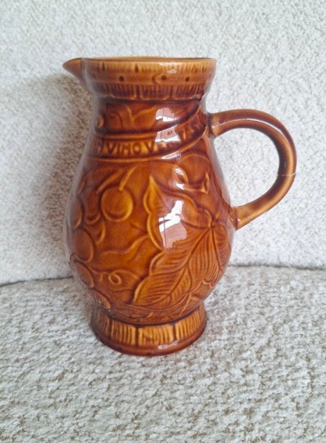 Sarreguemines Barbotine Wijnkan "Vino Veritas" (1974-1980), Ophalen of Verzenden