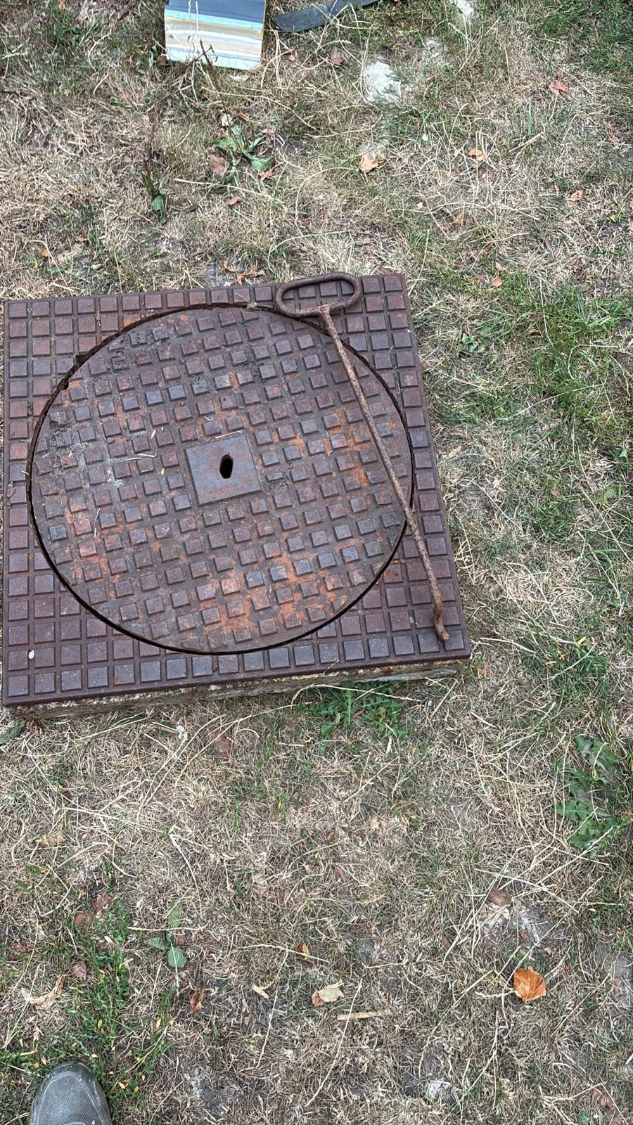 Zware gietijzeren putdeksel met haak, 63,5x63,5cm, Ophalen, Gebruikt