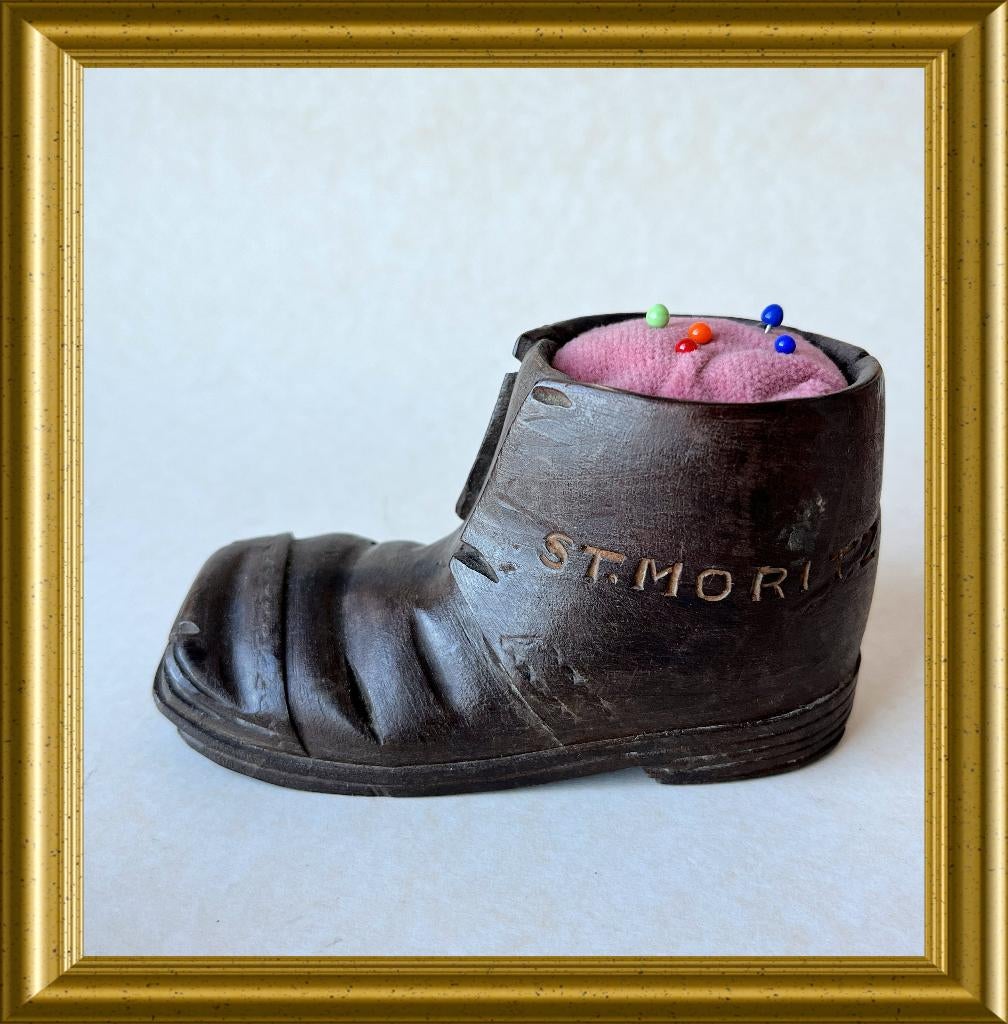 Houtsnijwerk schoentje met speldenkussen, st. Moritz, Antiek en Kunst, Curiosa en Brocante, Ophalen of Verzenden