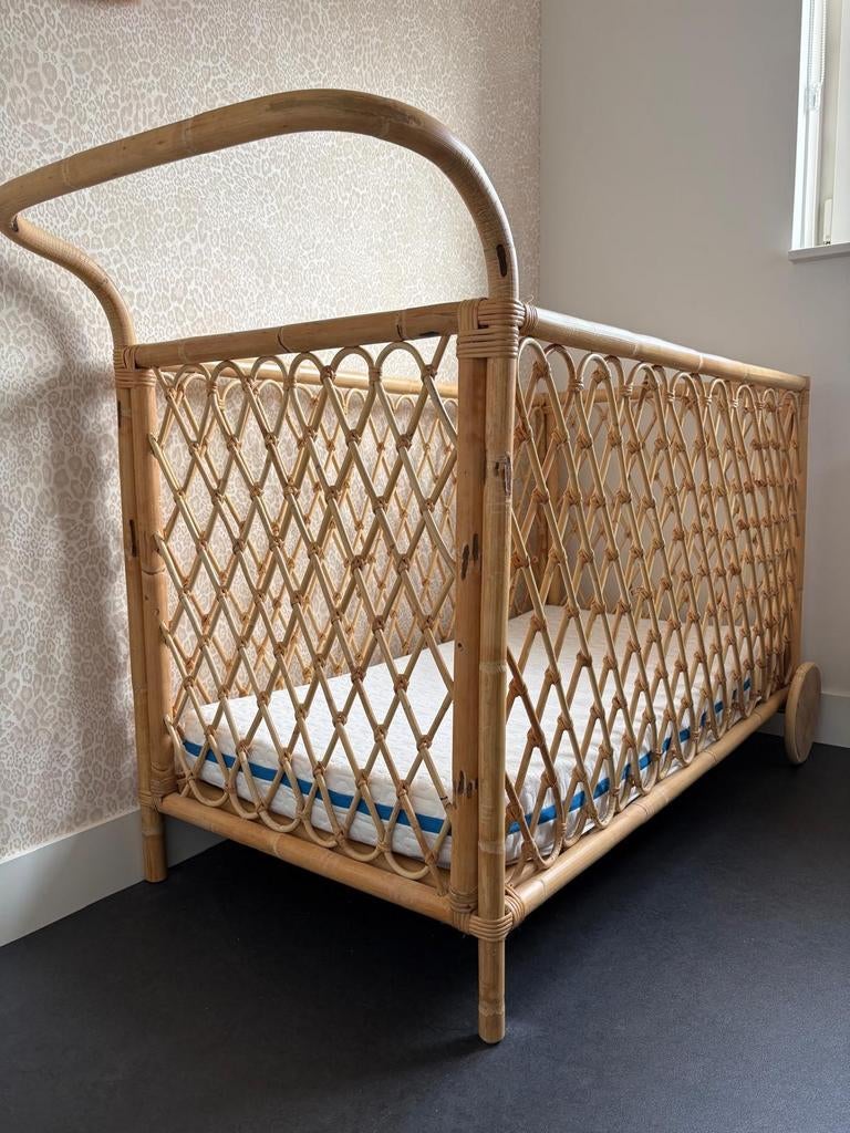 Uniek Rotan Ledikant met Aerosleep Matras en Bedomrander, Ophalen