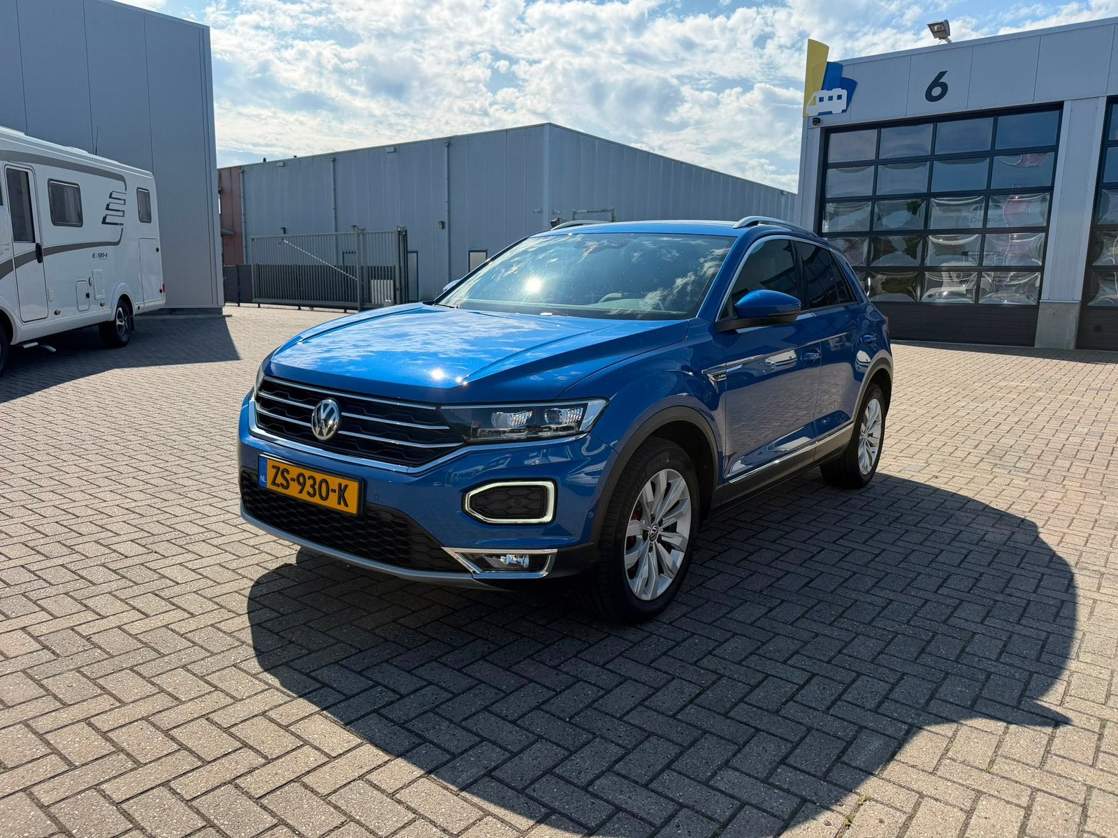 Volkswagen T-Roc 1.5 TSI 150pk 7-DSG 2019 SPORT, Auto's, 1498 cc, 4 cilinders, Blauw, Bedrijf