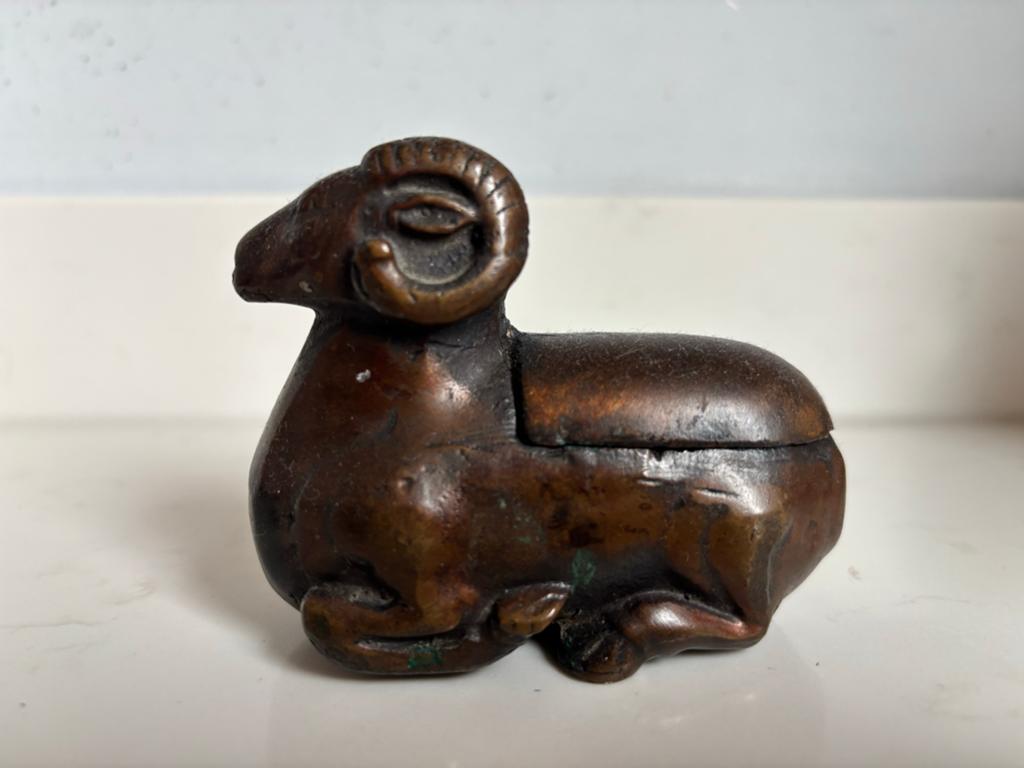 Antieke bronzen ram beeldje / doosje / kandelaar, Antiek en Kunst, Ophalen of Verzenden, Brons