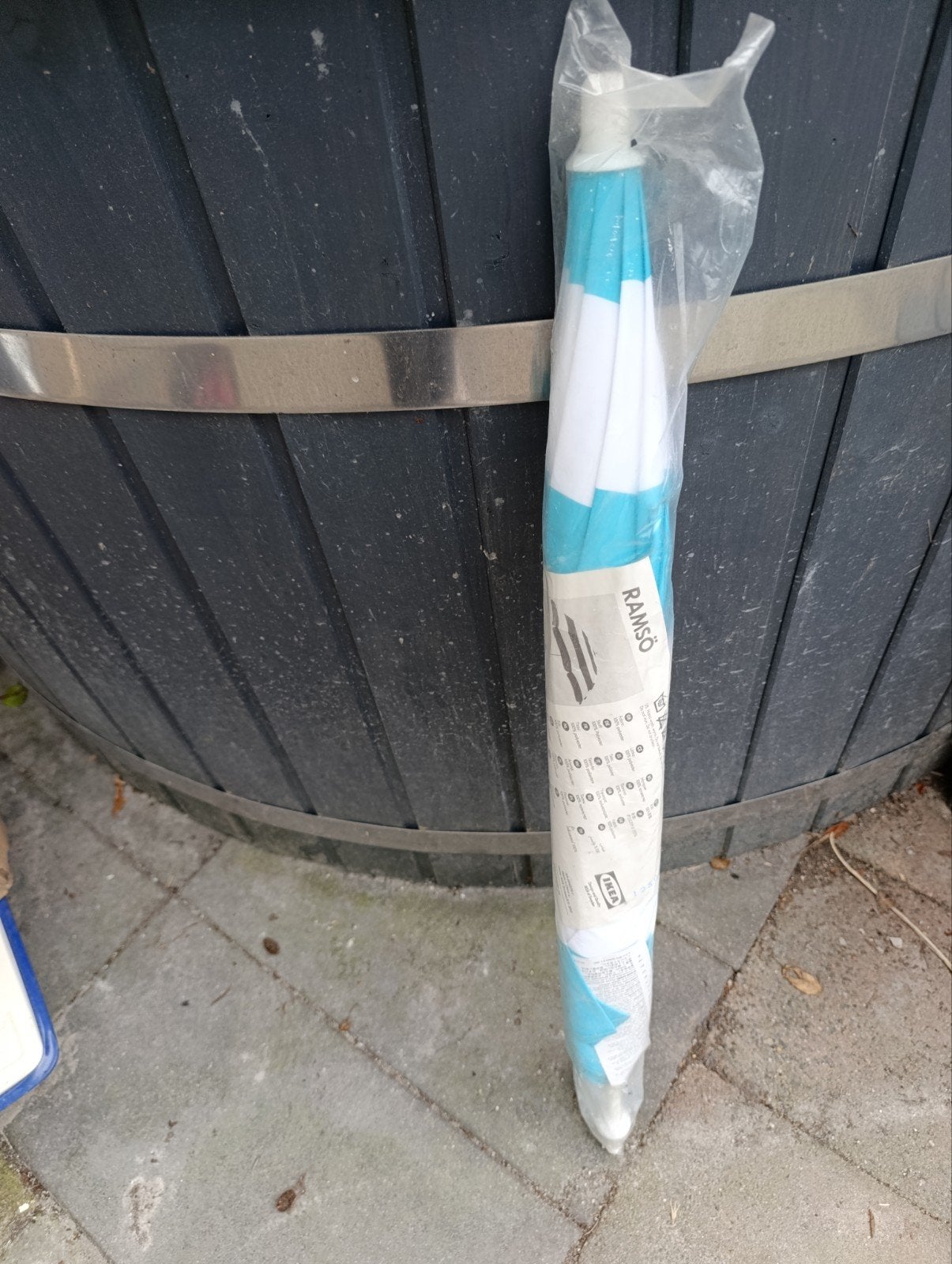 Nieuwe IKEA RAMSÖ parasol blauw wit 140 cm, Ophalen of Verzenden