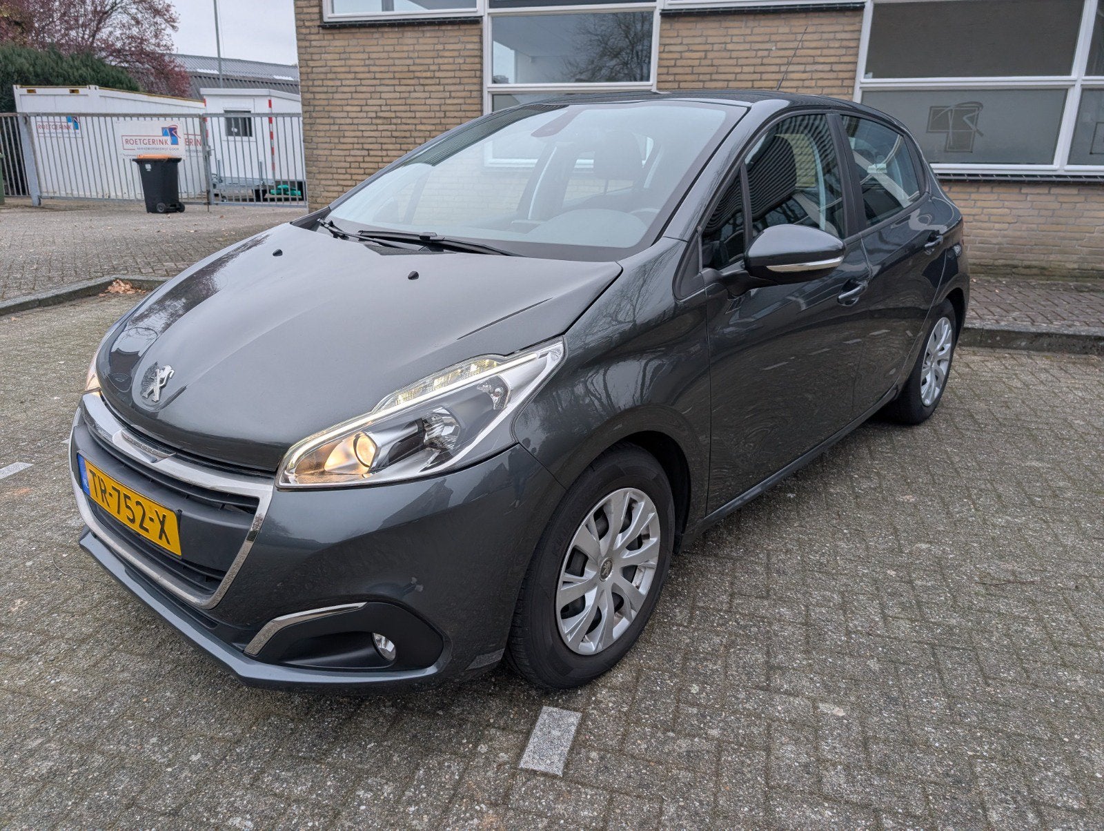 Peugeot 208 1.2 VTI 60KW/82PK 5-D 2017 Grijs, Voorwielaandrijving, 1199 cc, Handgeschakeld, Particulier