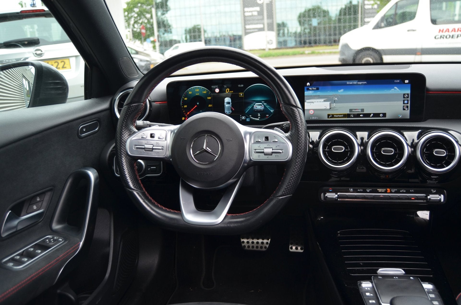 Mercedes-Benz A-klasse 180 Business Solution AMG|PANORAMADAK, 136 pk, Gebruikt, Met garantie (alle), Bedrijf