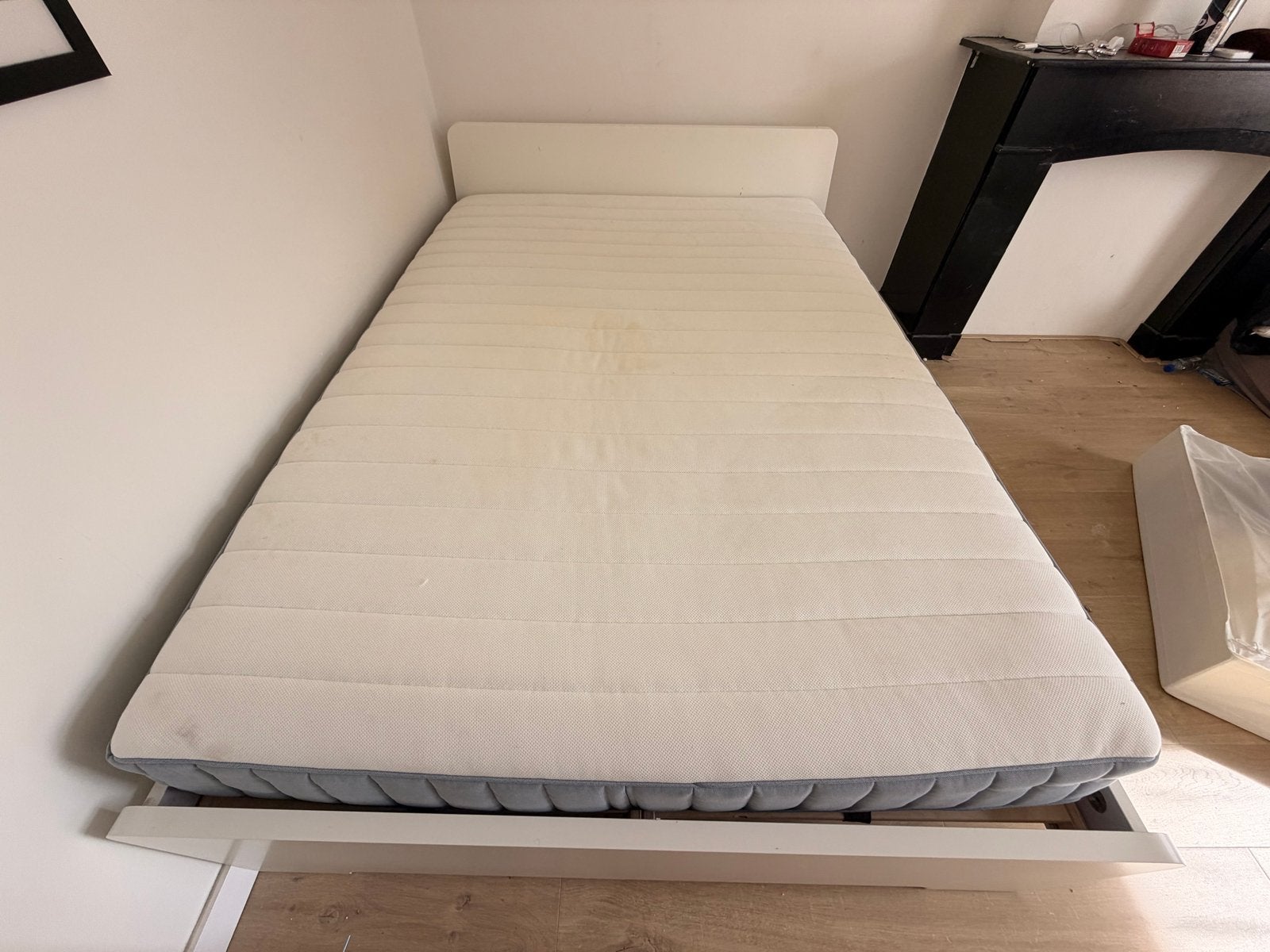 Tweepersoonsbed met lattenbodem en matras, Ophalen, Gebruikt, Wit, 140 cm