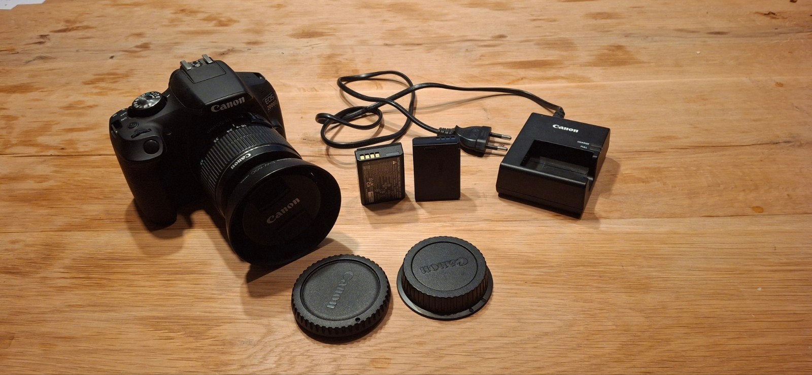 Canon EOS 2000D met 18-55mm lens, zonnekap en 2 accu's, Ophalen, Gebruikt, Accu, Spiegelreflex