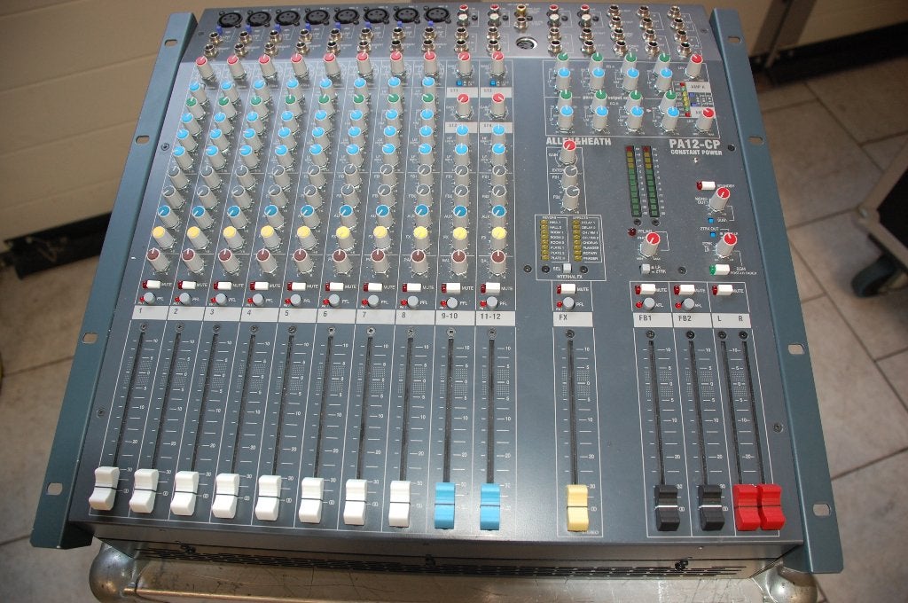 SOUNDCRAFT PA12CP 2 x 500 WATT, Ophalen, Zo goed als nieuw, 10 tot 20 kanalen, Microfooningang