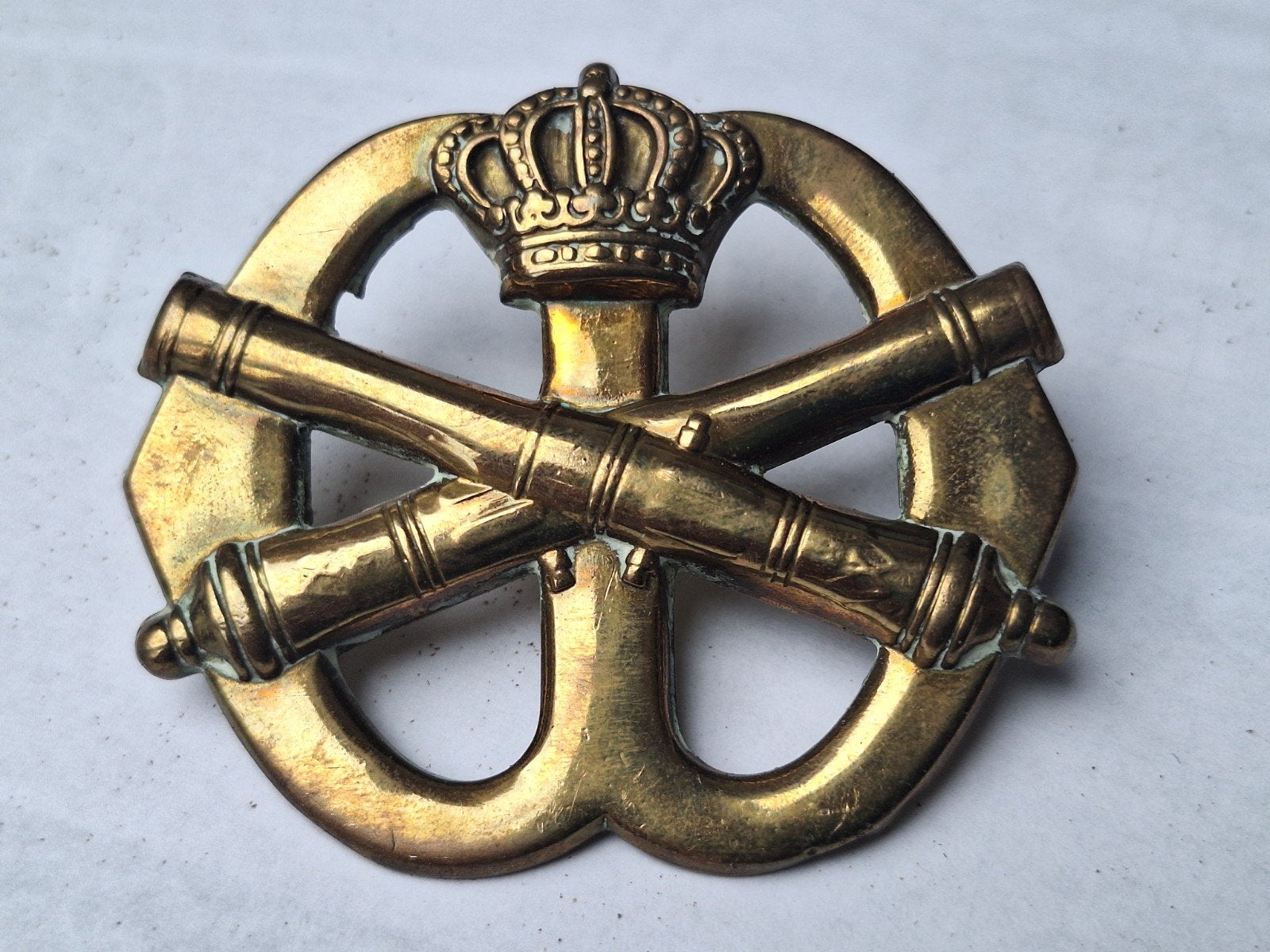 Baretembleem van het Korps Veldartillerie van de KL, Ophalen of Verzenden, Landmacht, Nederland, Embleem of Badge