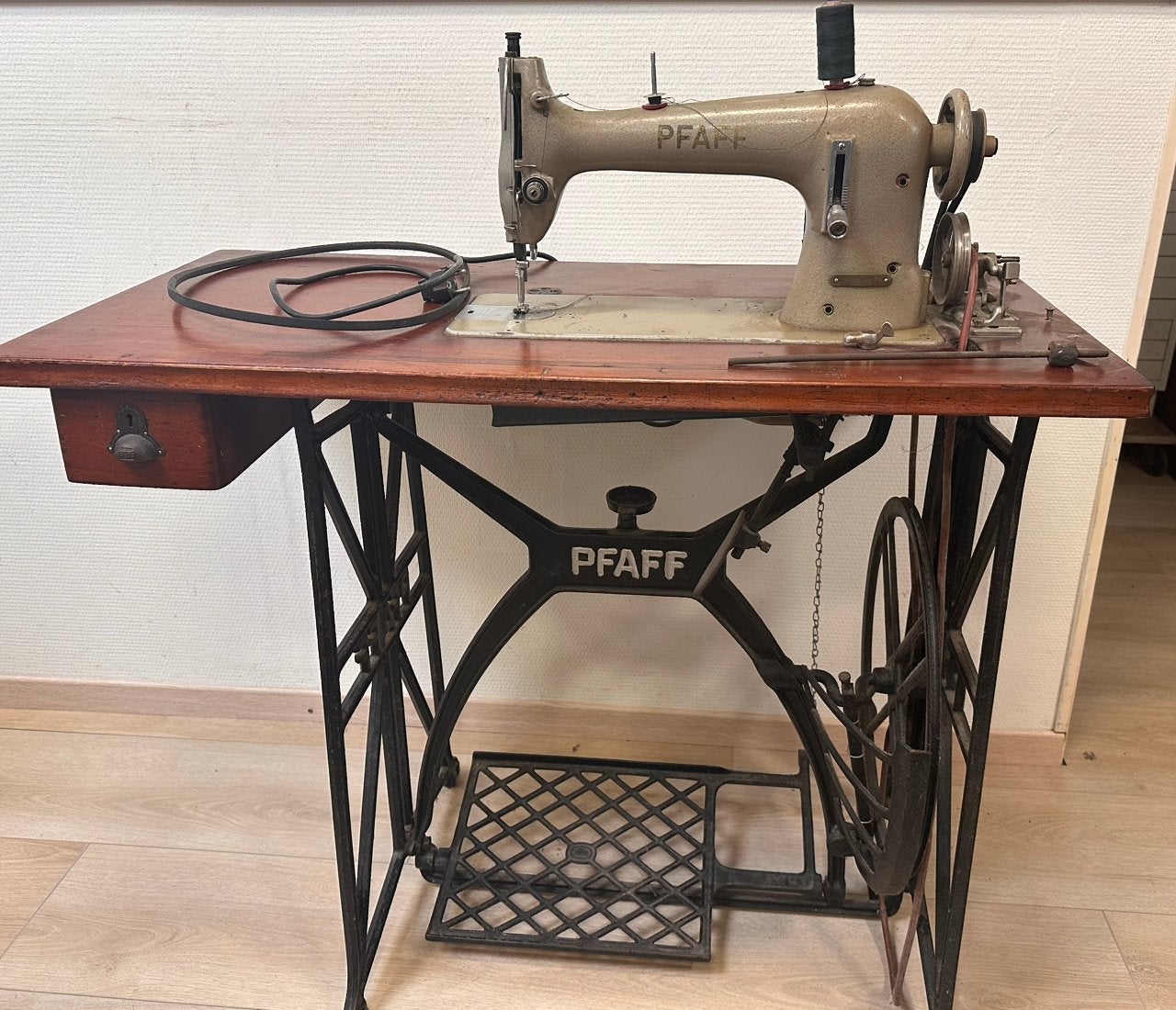 Pfaff industriële naaimachine, Ophalen, Naaimachine, Industrieel, Gebruikt