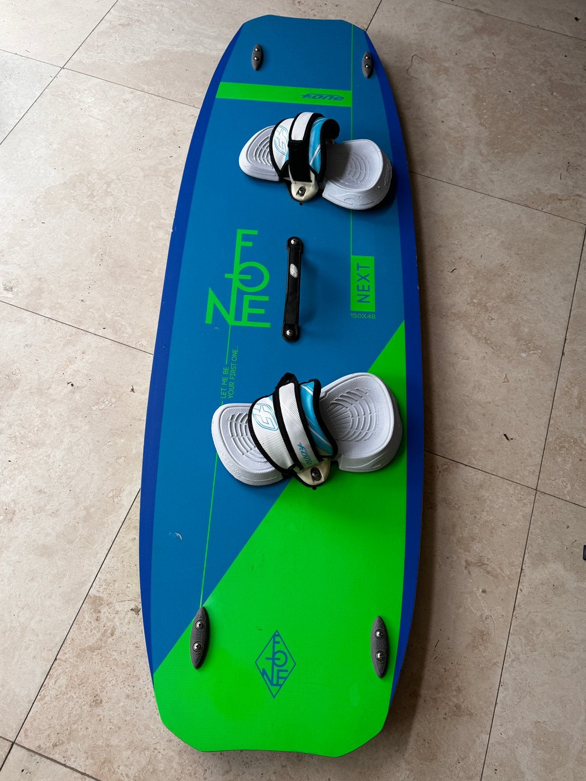 Beginners Kiteboard Fone Next 150x48, Watersport en Boten, Kitesurfen, Twintip, Ophalen, Zo goed als nieuw, 4 m² of minder