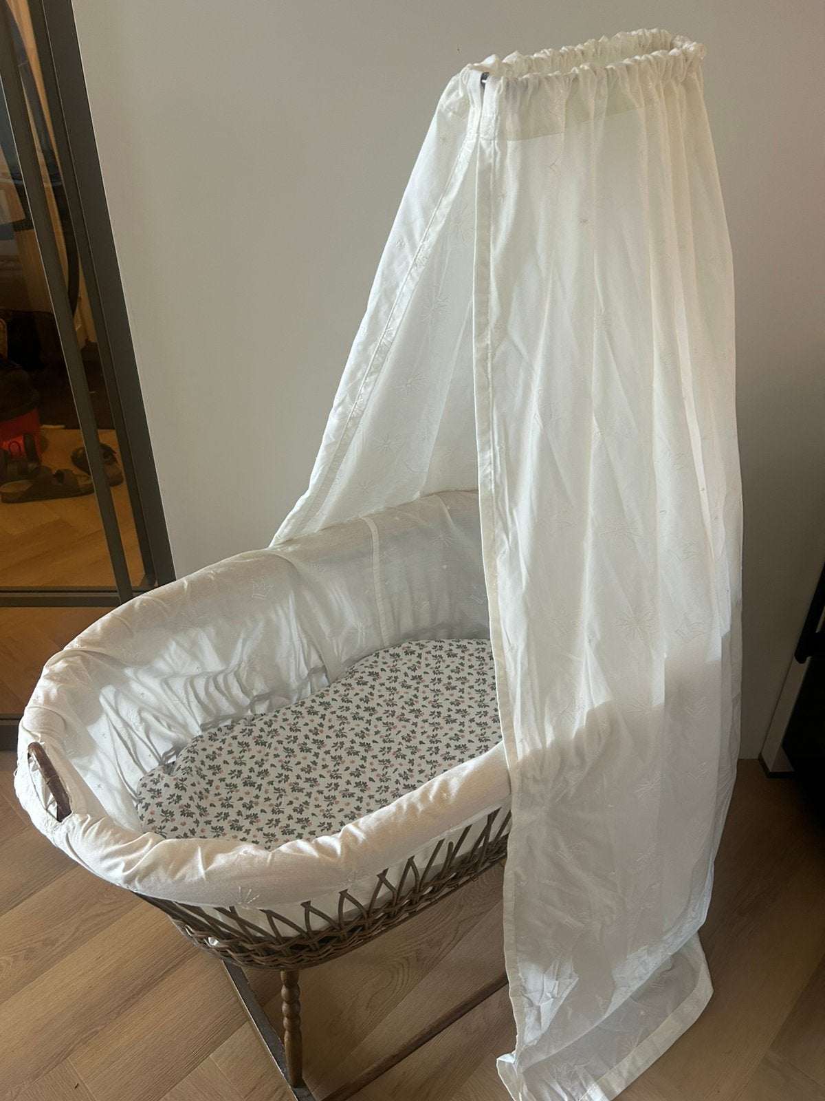 Rotan babywiegje met hemel – vintage brocante wieg, Ophalen, Gebruikt, Wieg