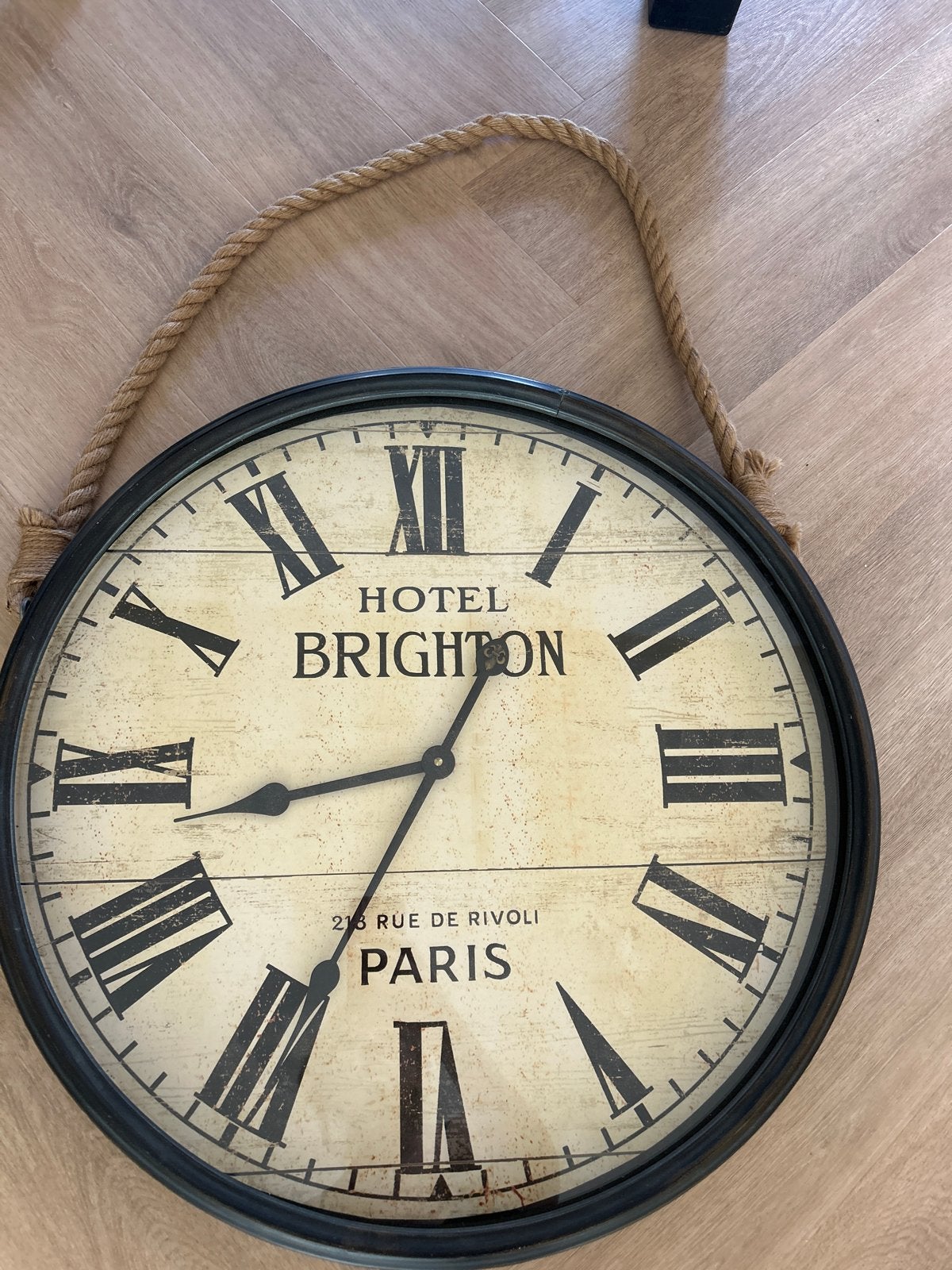Mooie wandklok met touwophanging - Hotel Brighton Parijs, Huis en Inrichting, Vintage, Analoog, Werkt op batterijen, Ophalen of Verzenden