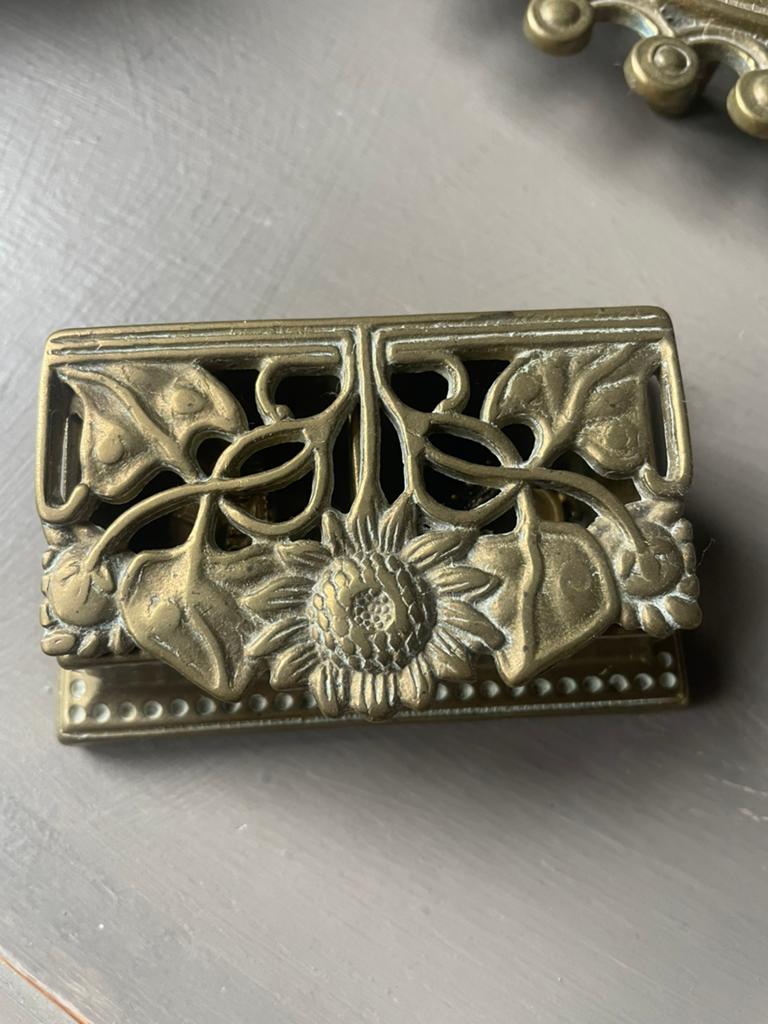 Antiek messing doosje met zonnebloemdecoratie, Ophalen of Verzenden