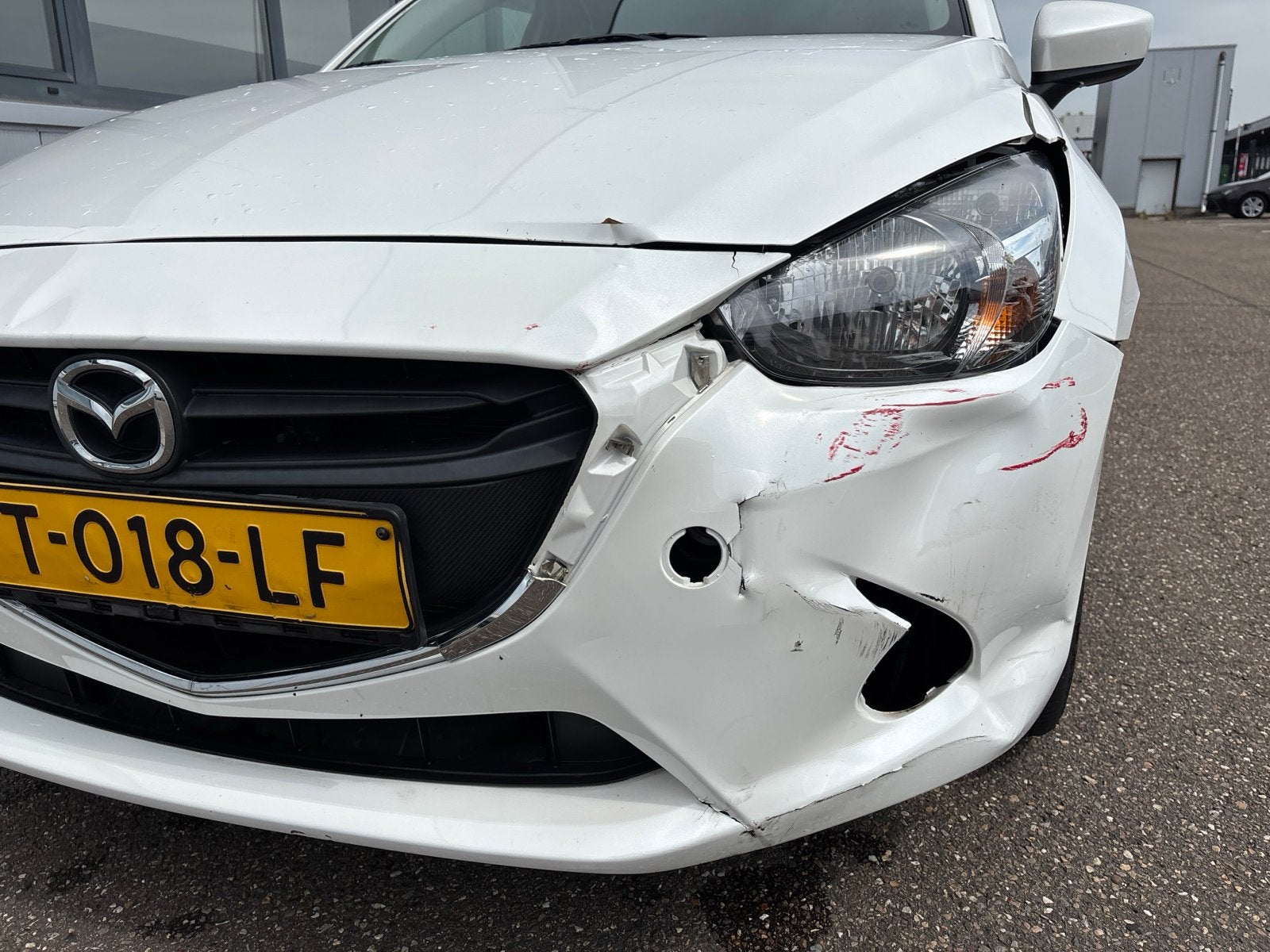 Mazda 2 1.5 Skyactiv-g 90PK AUT  Wit rijdbare lichte schade, 40 €/maand, 4 cilinders, Wit, Particulier