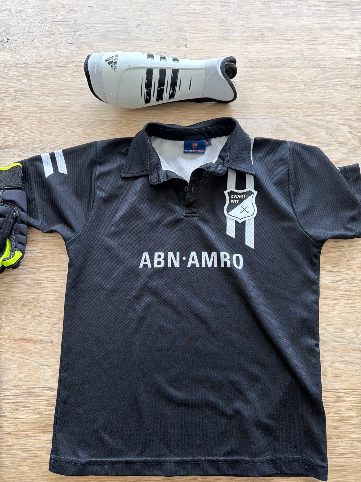 Zwart-Wit hockey tenue  met scheenbeschermers, Ophalen, Zo goed als nieuw, Kleding
