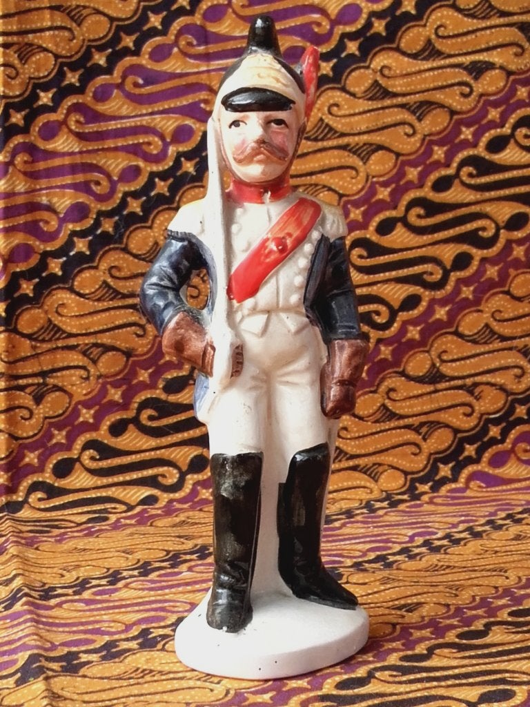 Mooi oud beeldje uit Engeland van een soldaat 17,8 cm.