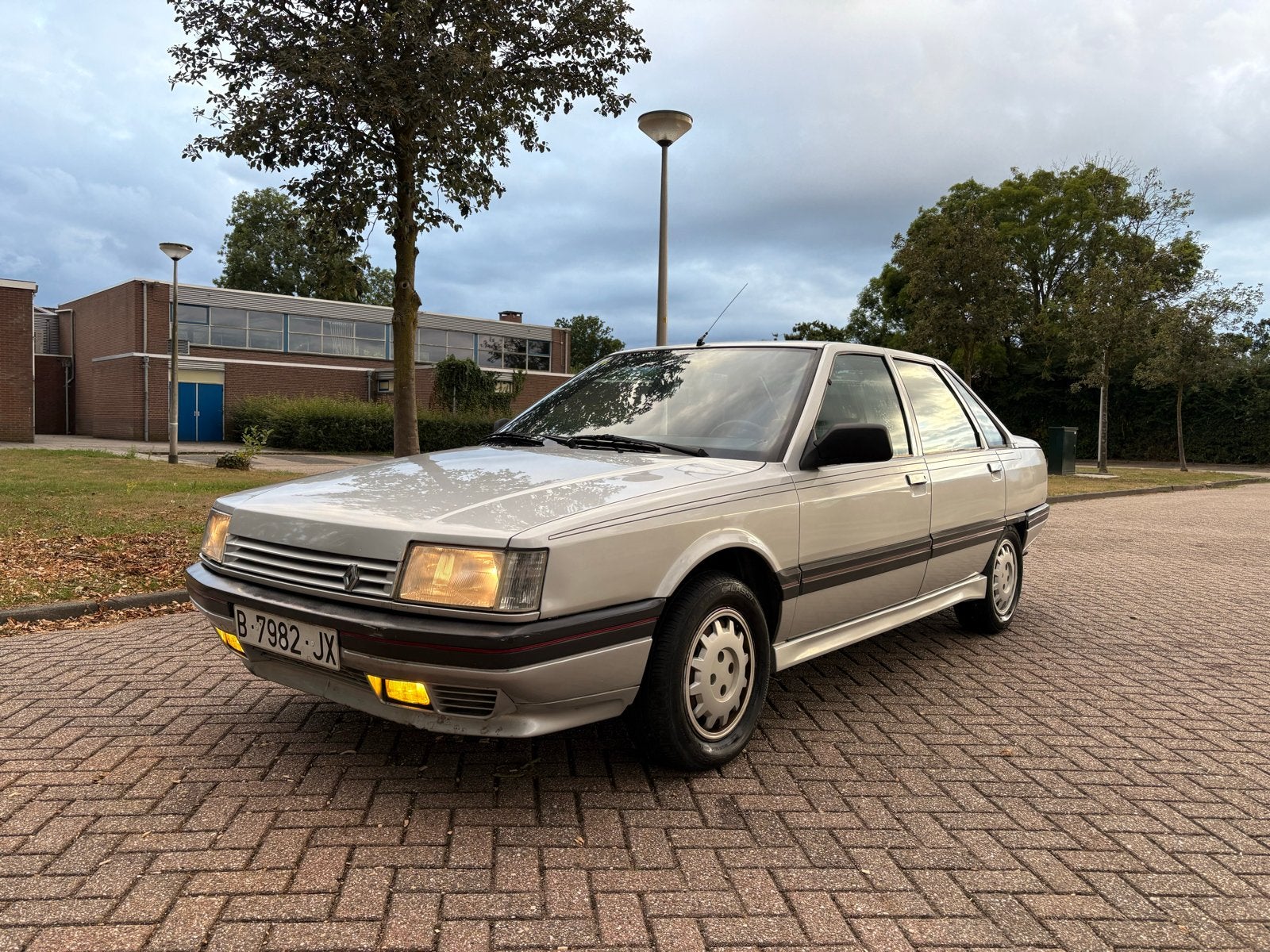 Renault 21 2.0 ti injection met airco !, Auto's, Voorwielaandrijving, Stof, 4 cilinders, Handgeschakeld