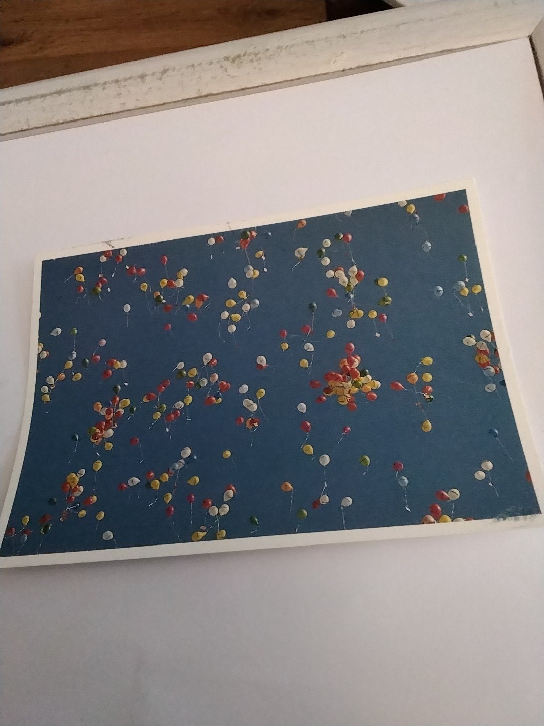 Oude ansichtkaart met ballonnen en handgeschreven tekst, Ophalen of Verzenden, 1980 tot heden, Gelopen