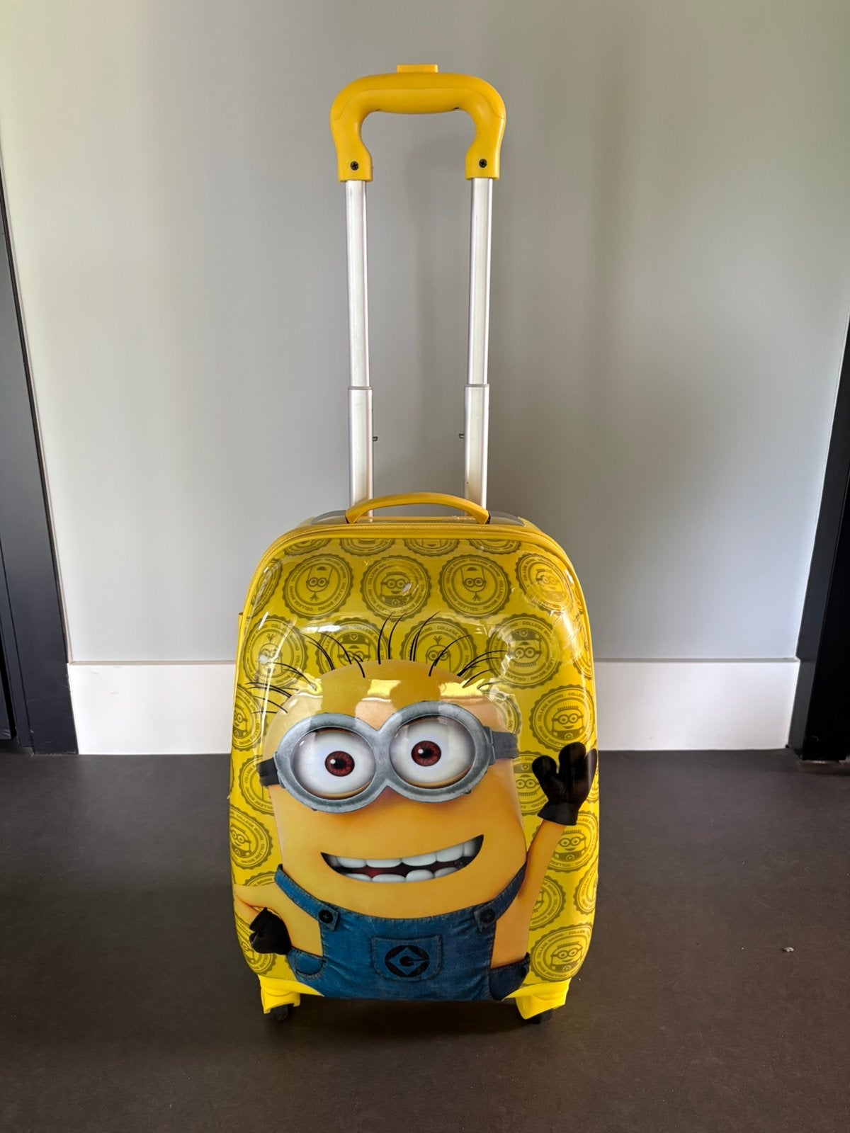 Minions handbagage trolley, Sieraden, Tassen en Uiterlijk, Koffers, Ophalen, Wieltjes, Gebruikt, Hard kunststof