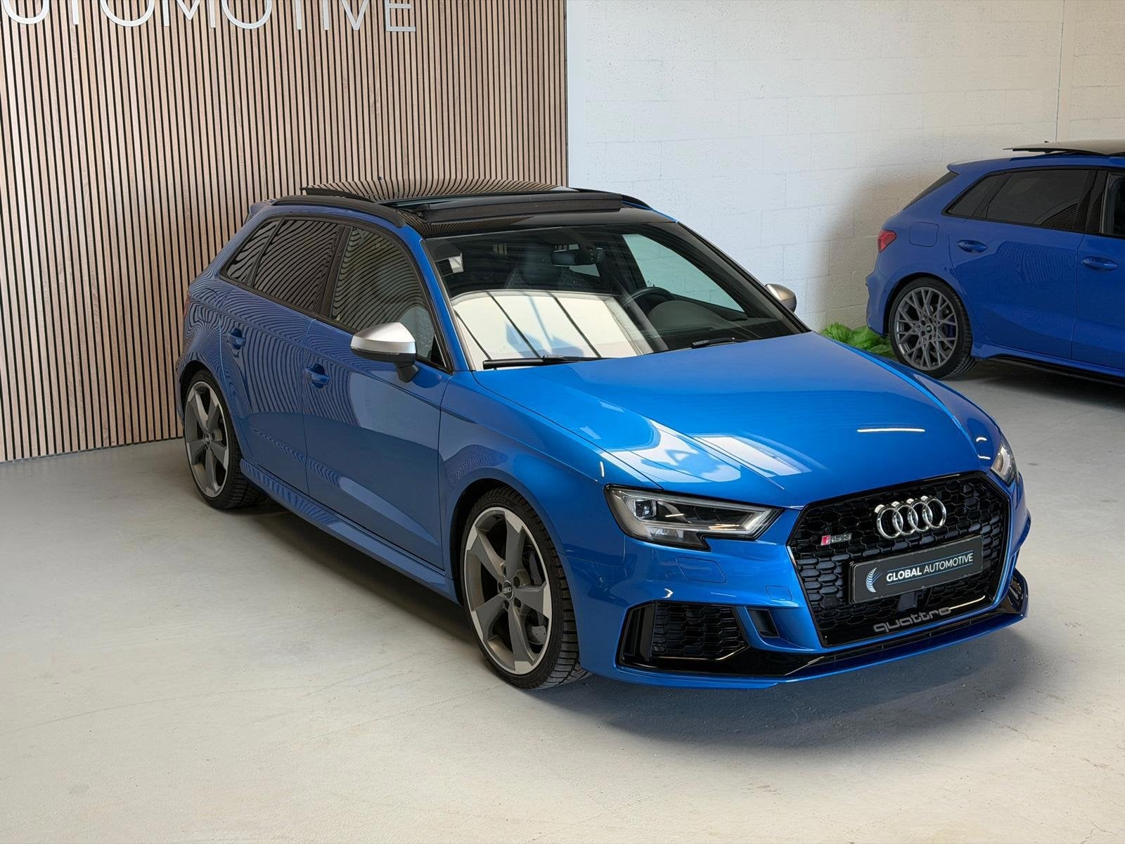 Foto 2 van Audi A3 Sportback 2.5 TFSI RS 3 quattro - PANORAMADAK - VIRT