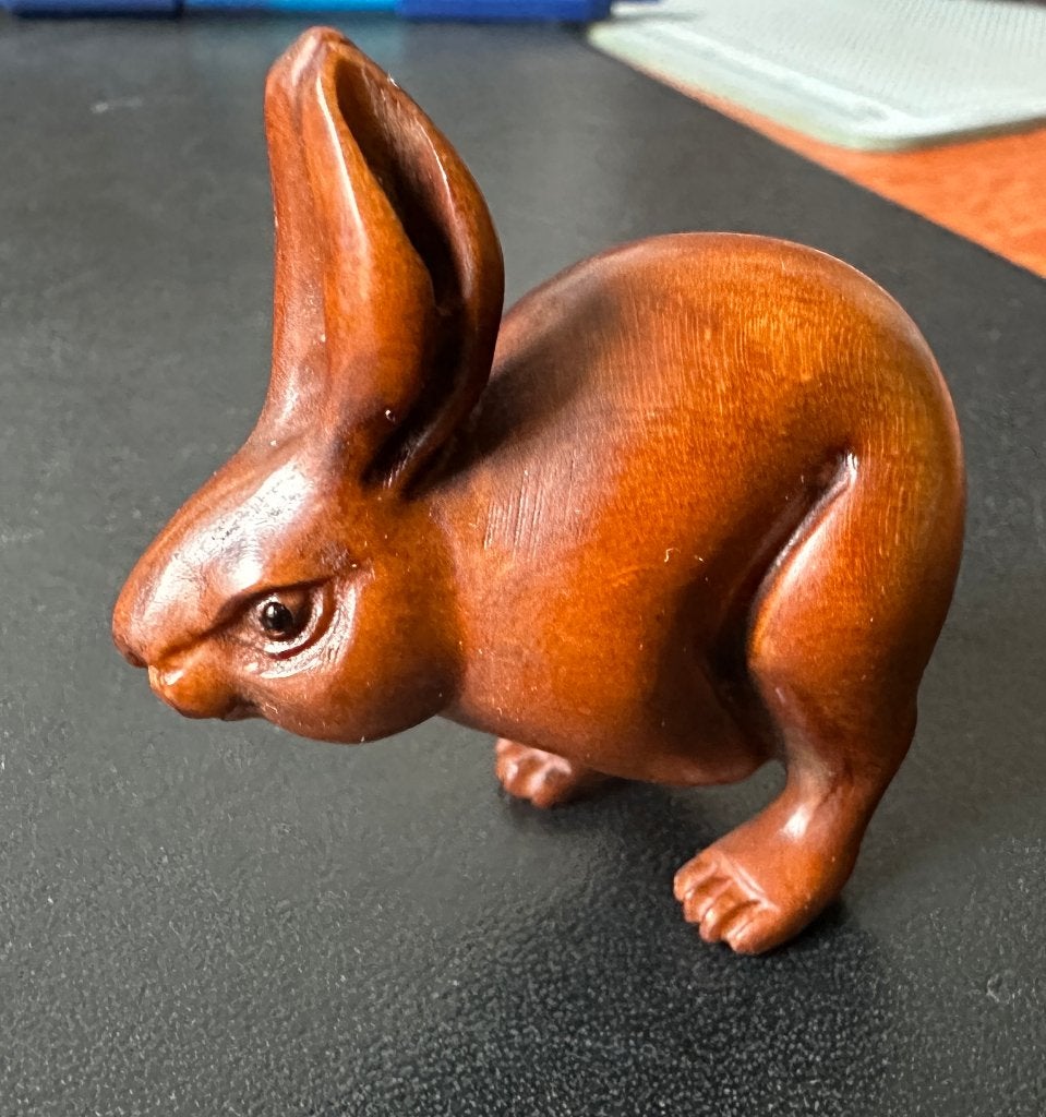 Boxwood Netsuke van een rennend haasje, Antiek en Kunst, Kunst | Niet-Westerse kunst, Hout, Bruin, Ophalen of Verzenden, Netsuke