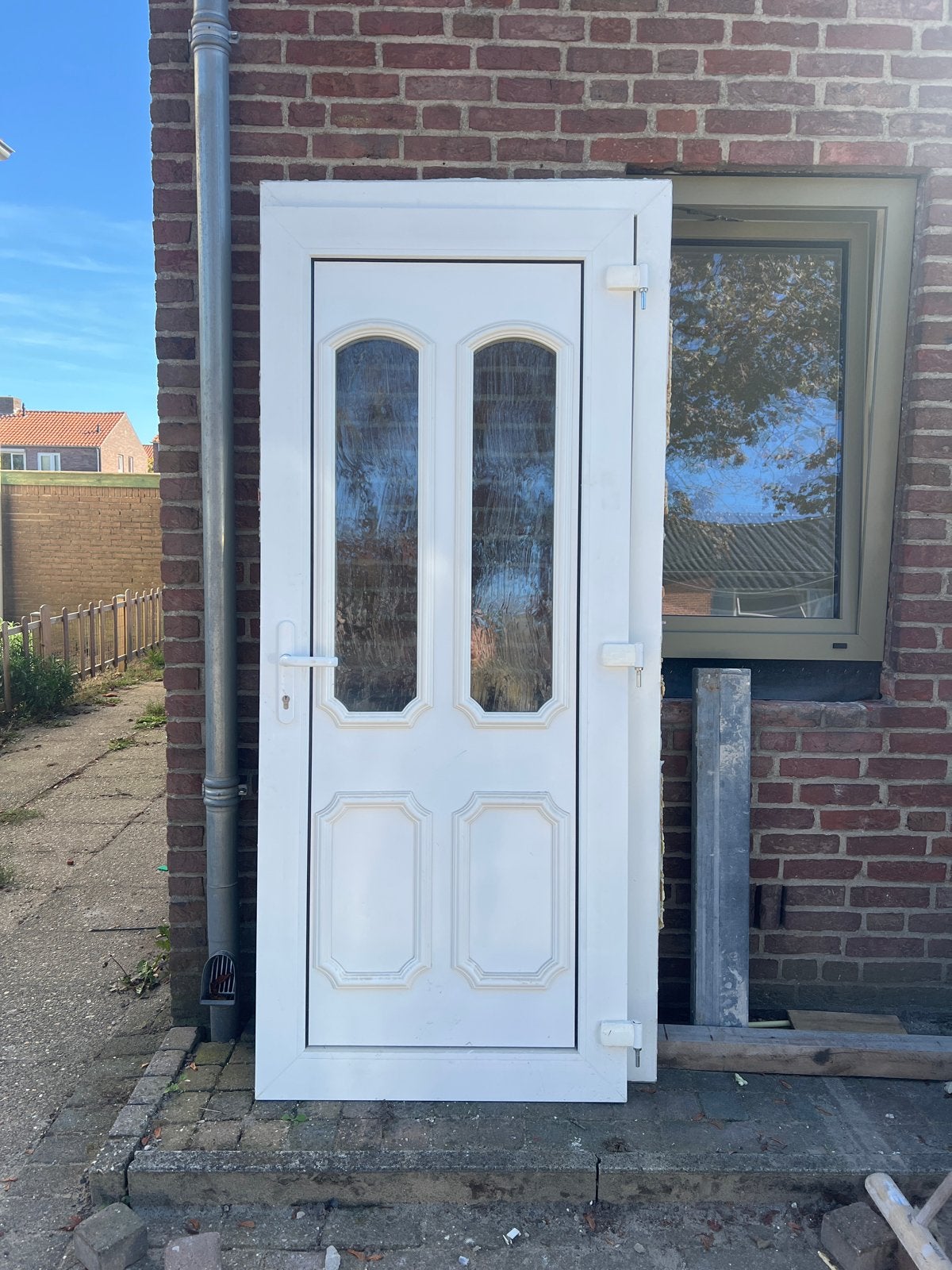 Witte kunststof voordeur met kozijn, Ophalen, Kunststof, Gebruikt, 80 tot 100 cm