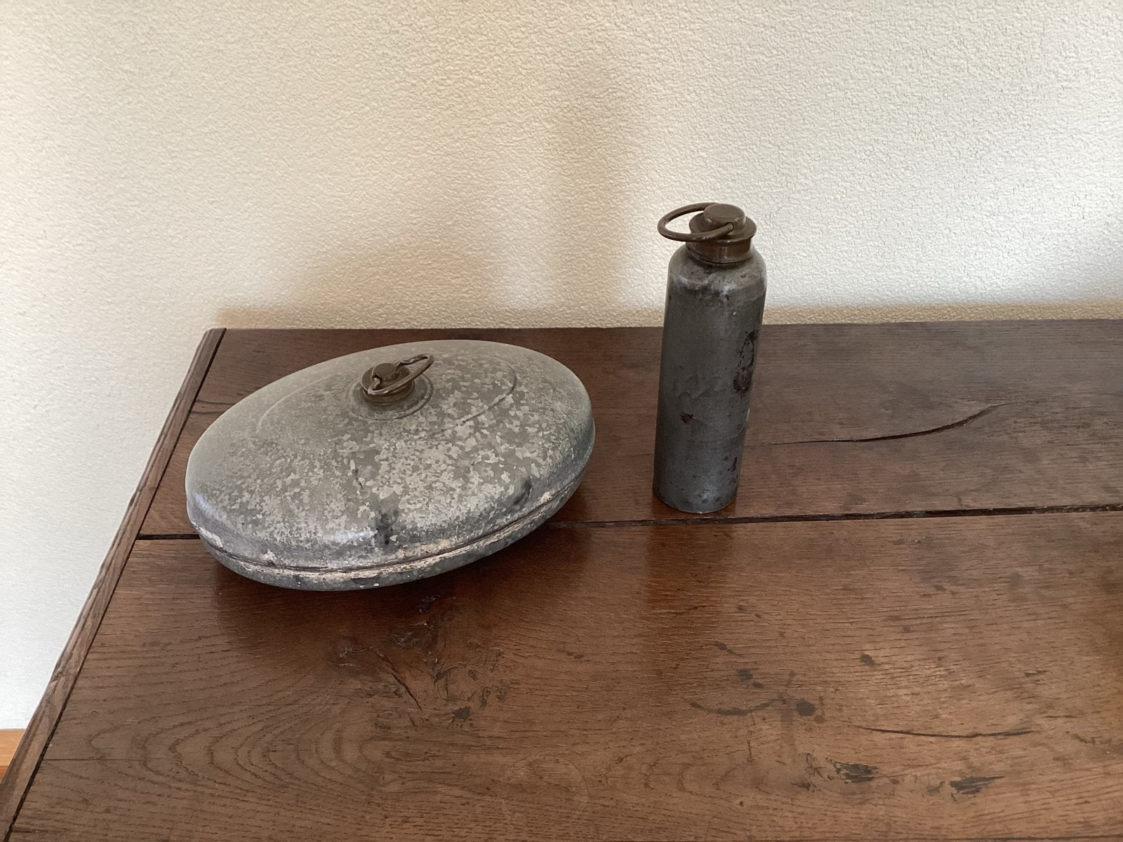 Antieke koperen koffiemolen en metalen kruik, Ophalen