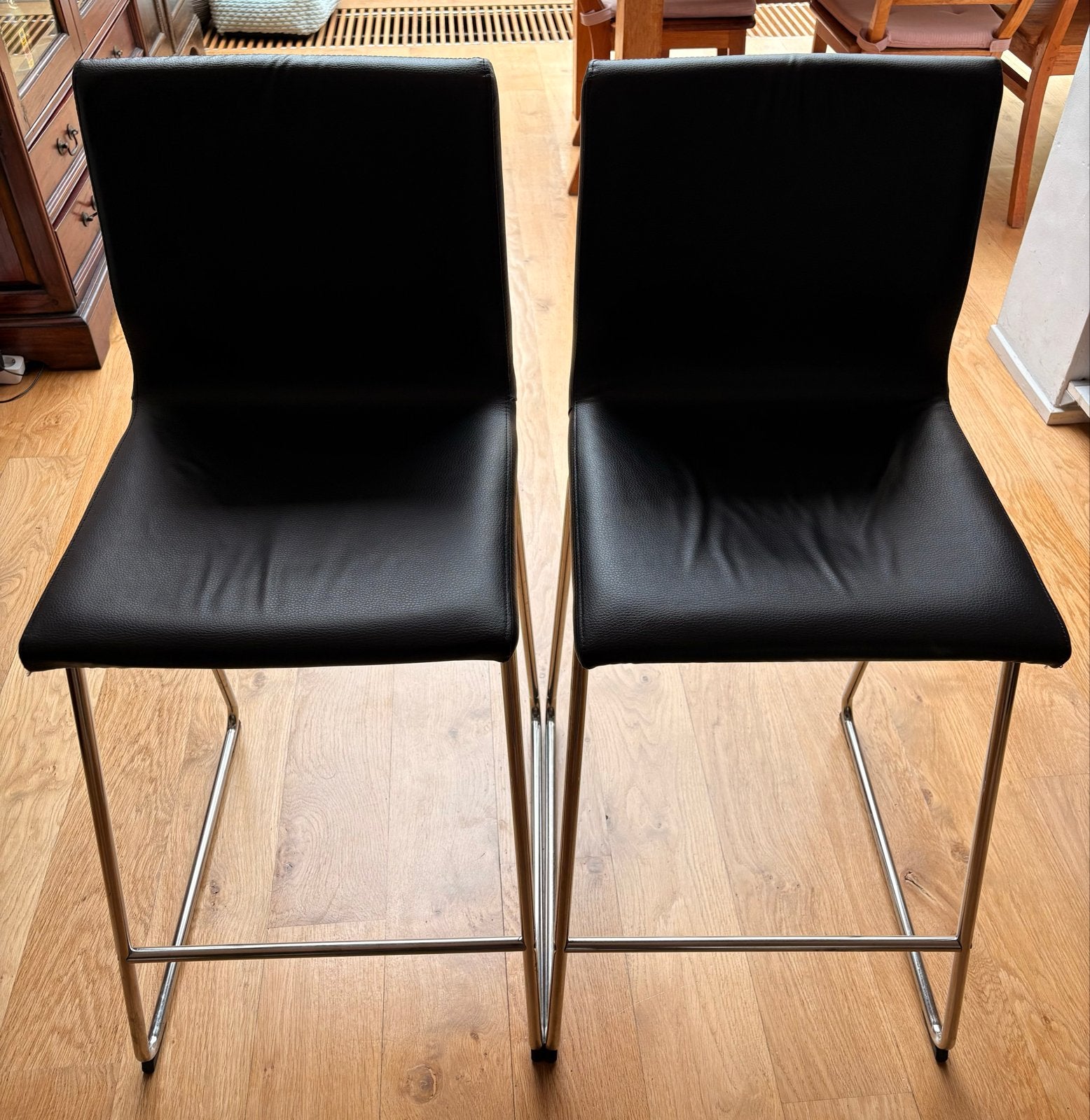 2 zwart leren Volfgang barstoelen met rugleuning, Huis en Inrichting, Barkrukken, Ophalen, Gebruikt, Met voetsteun, 60 tot 90 cm