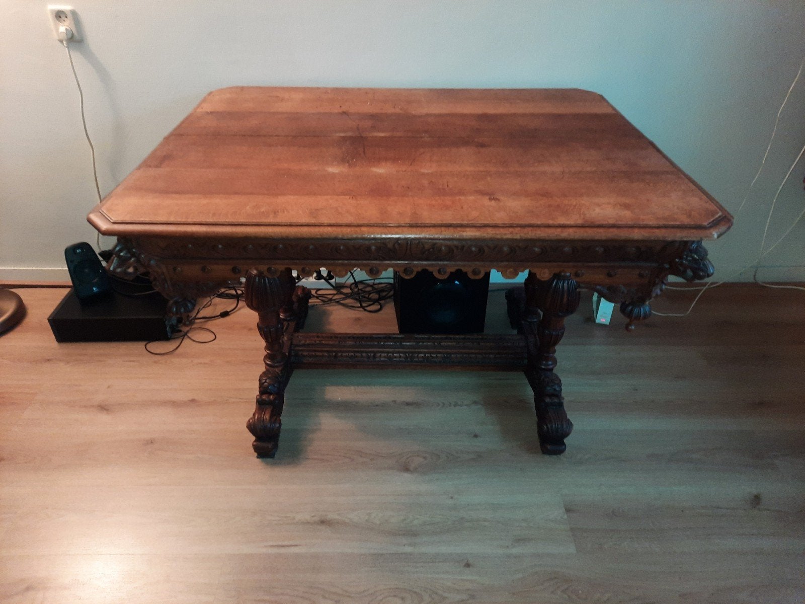 Antieke houten tafel met sierlijk houtsnijwerk, Ophalen
