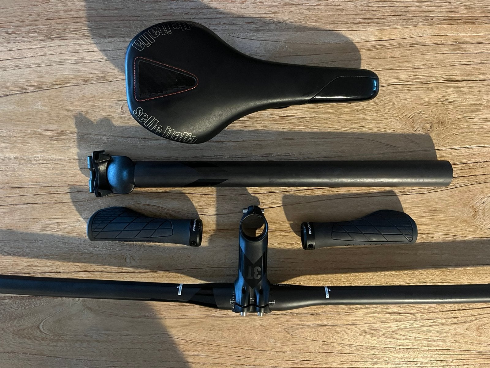 Aangeboden een mountainbike stuurpen, zadel, stuur, grips, Fietsen en Brommers, Stuur, Ophalen of Verzenden, Zo goed als nieuw