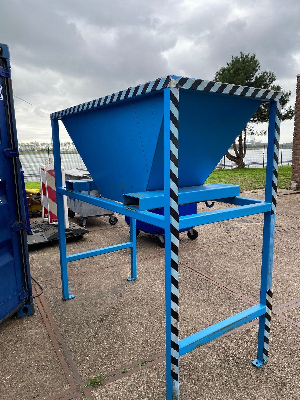 Blauwe trechter met onderstel voor bigbag, Ophalen of Verzenden